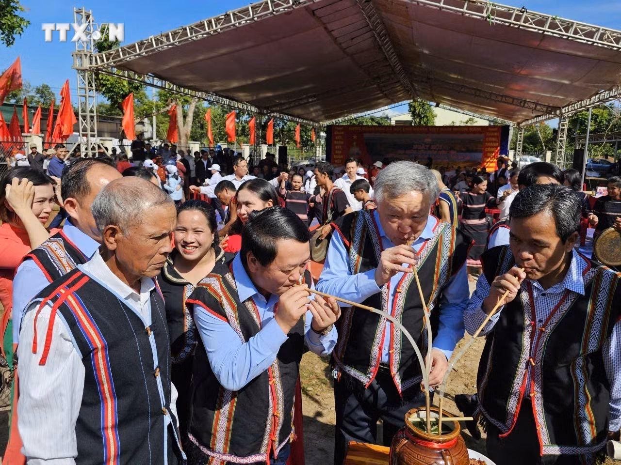 vna_potal_pho_thu_tuong_thuong_truc_chinh_phu_nguyen_hoa_binh_du_ngay_hoi_dai_doan_ket_toan_dan_toc_tai_gia_lai_7696591.jpg