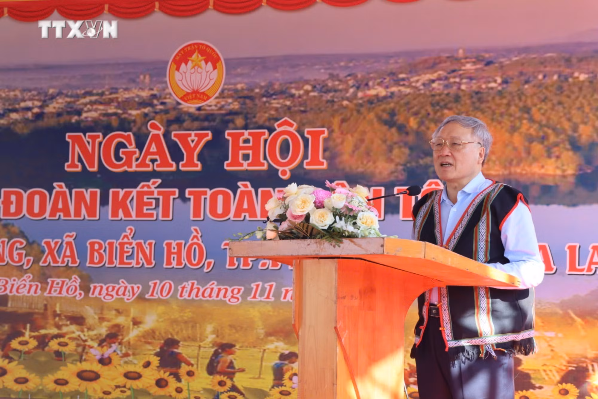 vna_potal_pho_thu_tuong_thuong_truc_chinh_phu_nguyen_hoa_binh_du_ngay_hoi_dai_doan_ket_toan_dan_toc_tai_gia_lai_7696581.jpg