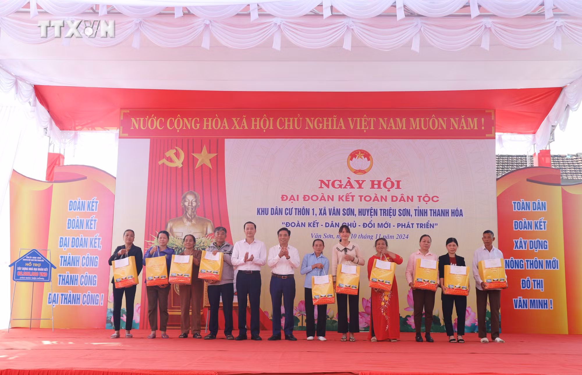 vna_potal_pho_thu_tuong_chinh_phu_le_thanh_long_du_ngay_hoi_dai_doan_ket_toan_dan_tai_thanh_hoa__7696391.jpg