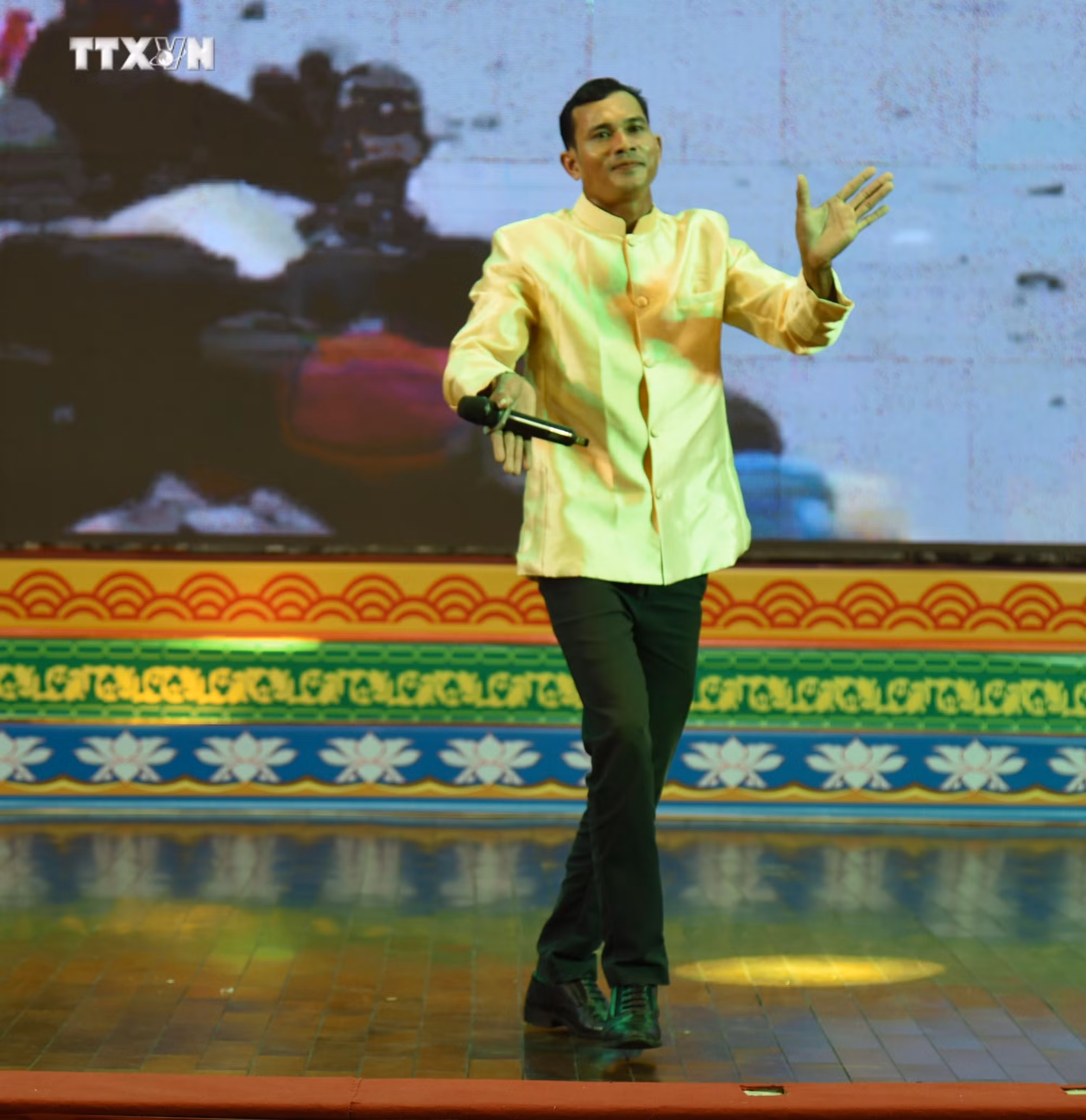 vna_potal_khai_mac_hoi_dien_nghe_thuat_quan_chung_va_trinh_dien_trang_phuc_dan_toc_thieu_so_tinh_soc_trang_7696839.jpg