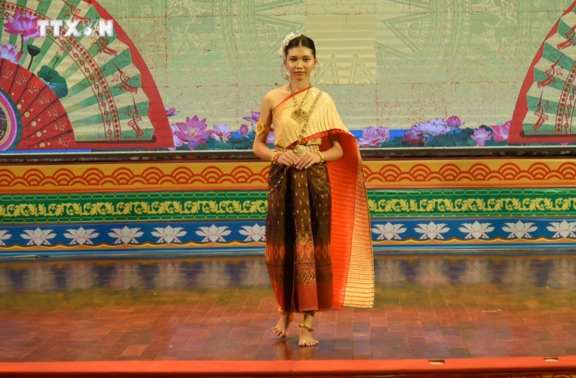 vna_potal_khai_mac_hoi_dien_nghe_thuat_quan_chung_va_trinh_dien_trang_phuc_dan_toc_thieu_so_tinh_soc_trang_7696836.jpg
