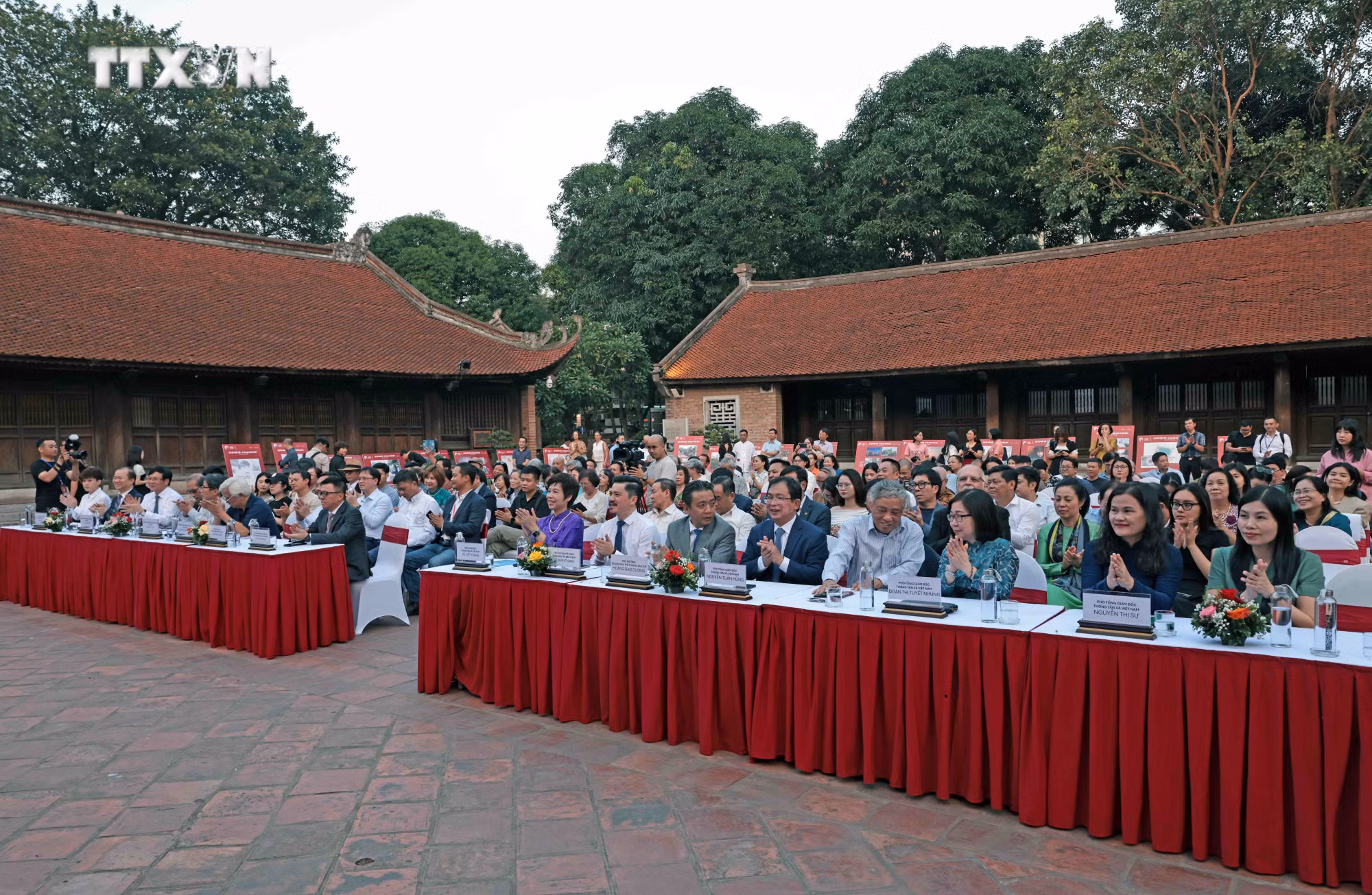 vna_potal_le_trao_giai_bui_xuan_phai_–_vi_tinh_yeu_ha_noi_2024_7640451.jpg