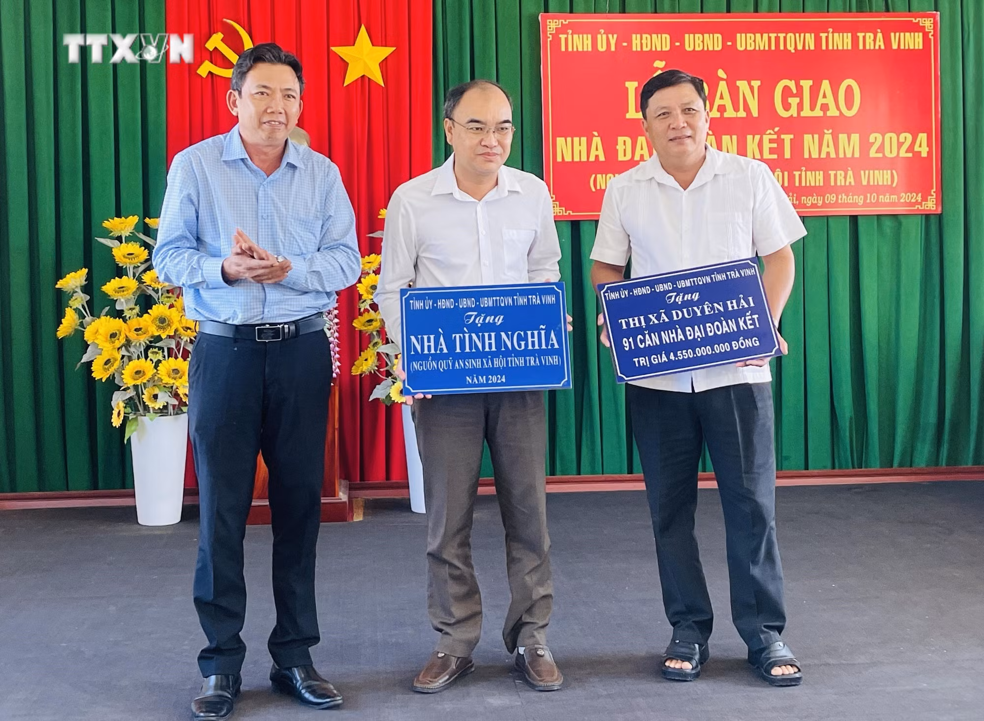 vna_potal_tra_vinh_ban_giao_tren_nha_cho_ho_ngheo_can_ngheo_ho_kho_khan_ve_nha_o_7641538.jpg