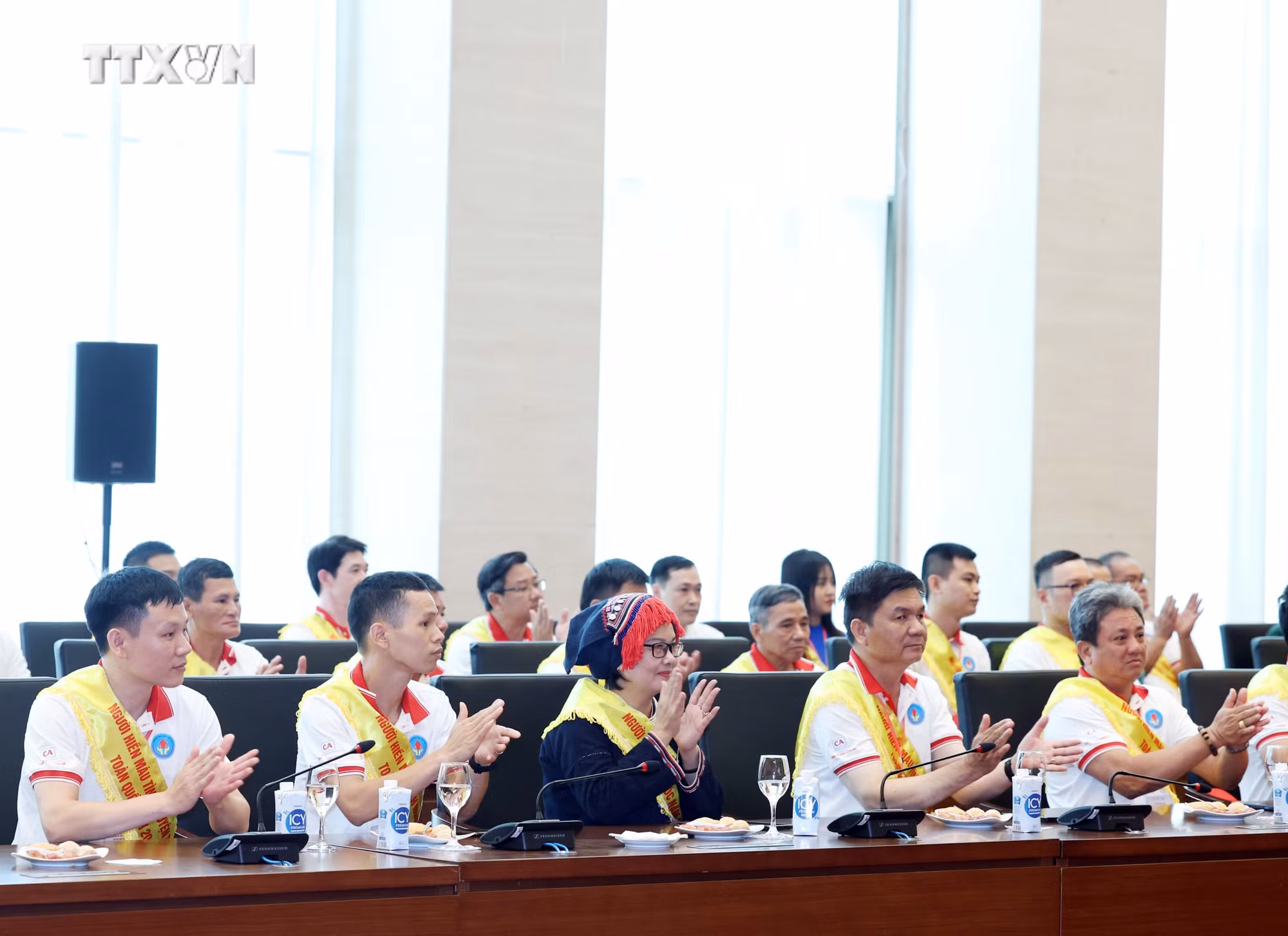 vna_potal_chu_tich_quoc_hoi_tran_thanh_man_gap_mat_nguoi_hien_mau_tinh_nguyen_tieu_bieu_toan_quoc_nam_2024_7430781.jpg