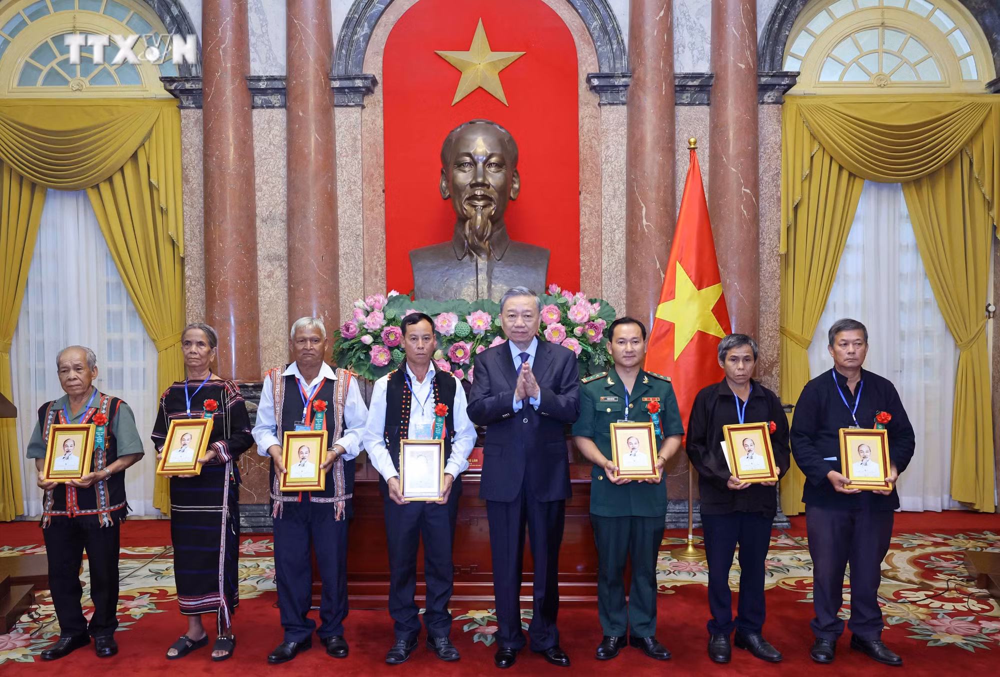 vna_potal_chu_tich_nuoc_gap_mat_doan_dai_bieu_nguoi_co_uy_tin_tieu_bieu_trong_dong_bao_dan_toc_o_khu_vuc_bien_gioi_hai_dao_7431180.jpg