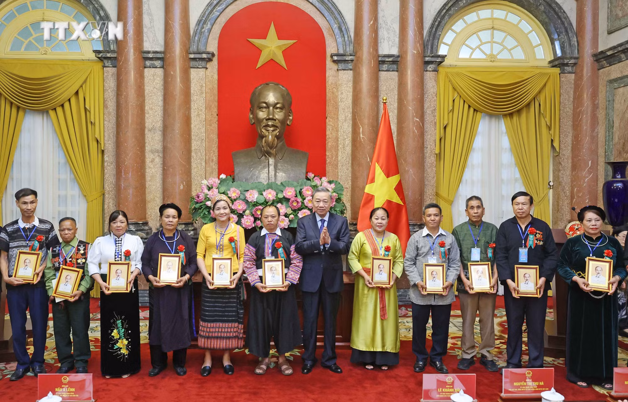 vna_potal_chu_tich_nuoc_gap_mat_doan_dai_bieu_nguoi_co_uy_tin_tieu_bieu_trong_dong_bao_dan_toc_o_khu_vuc_bien_gioi_hai_dao_7431248.jpg