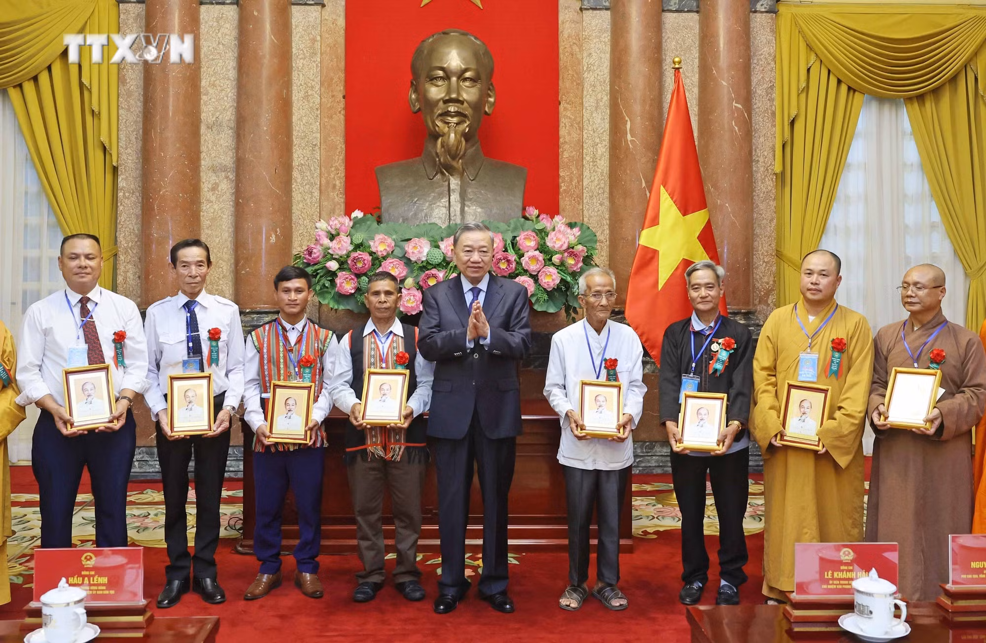 vna_potal_chu_tich_nuoc_gap_mat_doan_dai_bieu_nguoi_co_uy_tin_tieu_bieu_trong_dong_bao_dan_toc_o_khu_vuc_bien_gioi_hai_dao_7431191.jpg