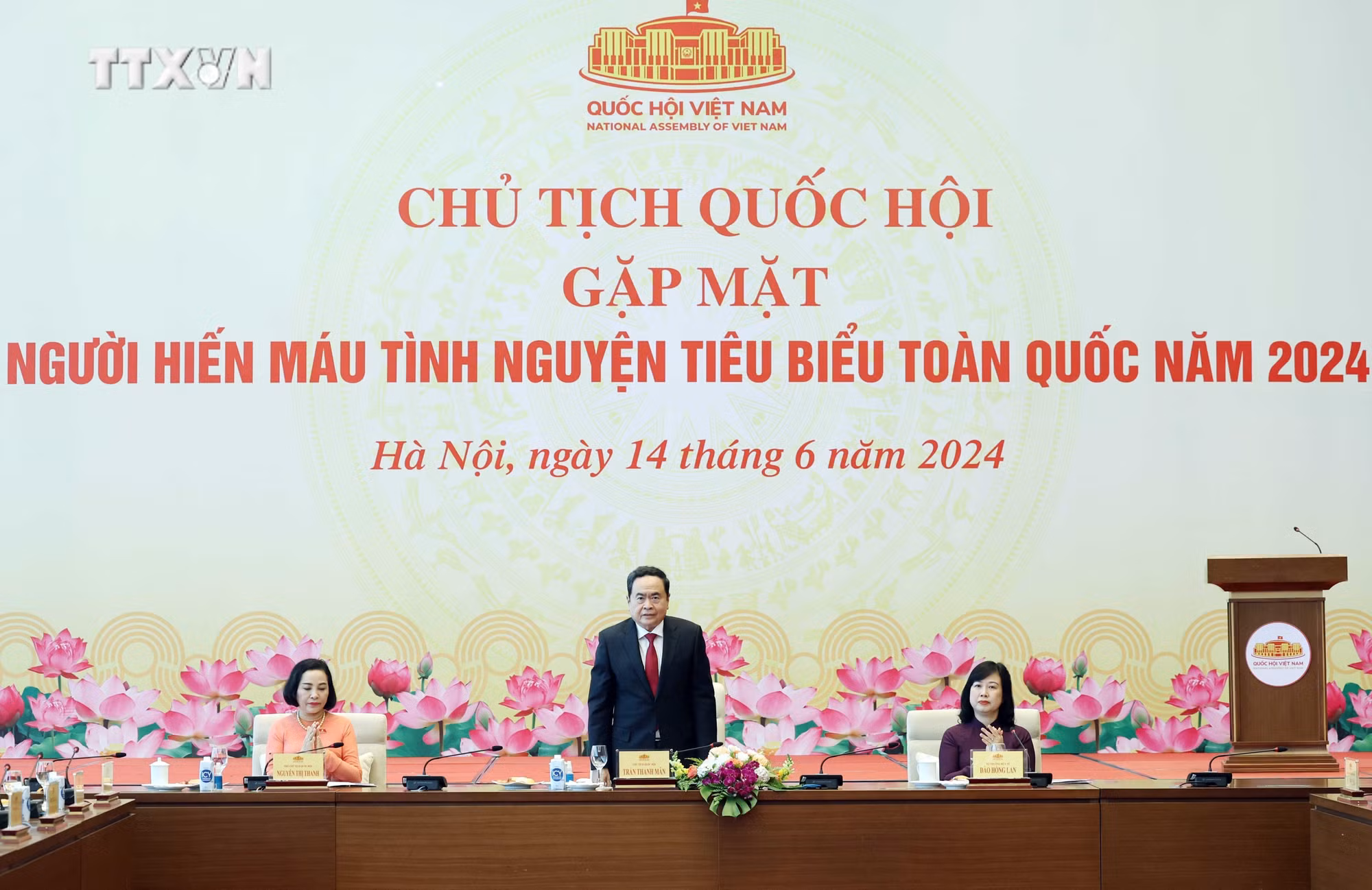 vna_potal_chu_tich_quoc_hoi_gap_mat_nguoi_hien_mau_tinh_nguyen_tieu_bieu_toan_quoc_nam_2024_7430764.jpg