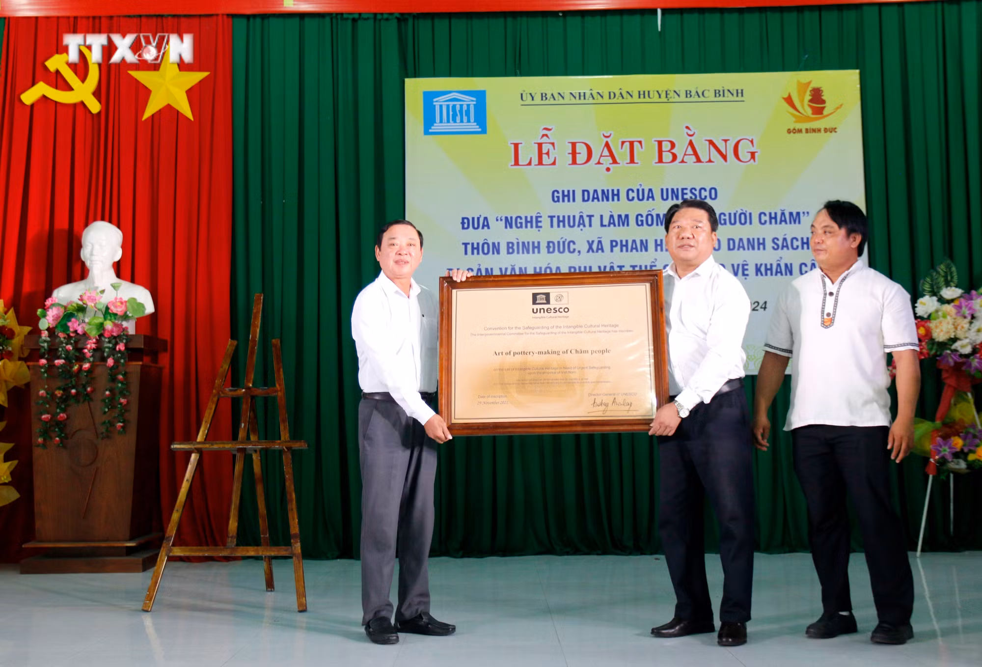 vna_potal_dat_bang_ghi_danh_cua_unesco_doi_voi_nghe_thuat_lam_gom_cua_nguoi_cham_binh_thuan_7705611.jpg