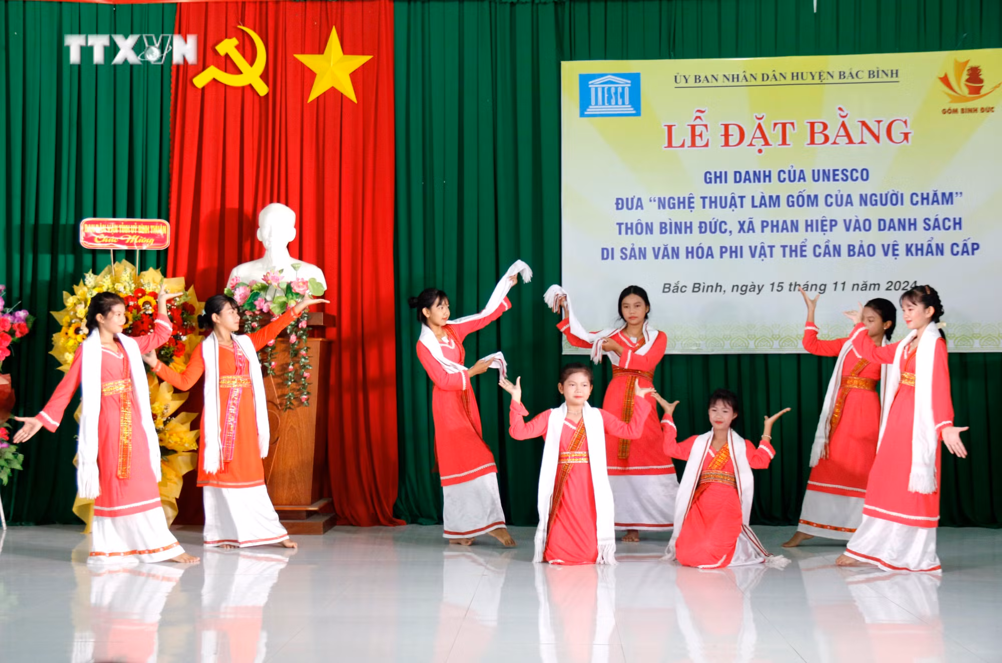 vna_potal_dat_bang_ghi_danh_cua_unesco_doi_voi_nghe_thuat_lam_gom_cua_nguoi_cham_binh_thuan_7705618.jpg