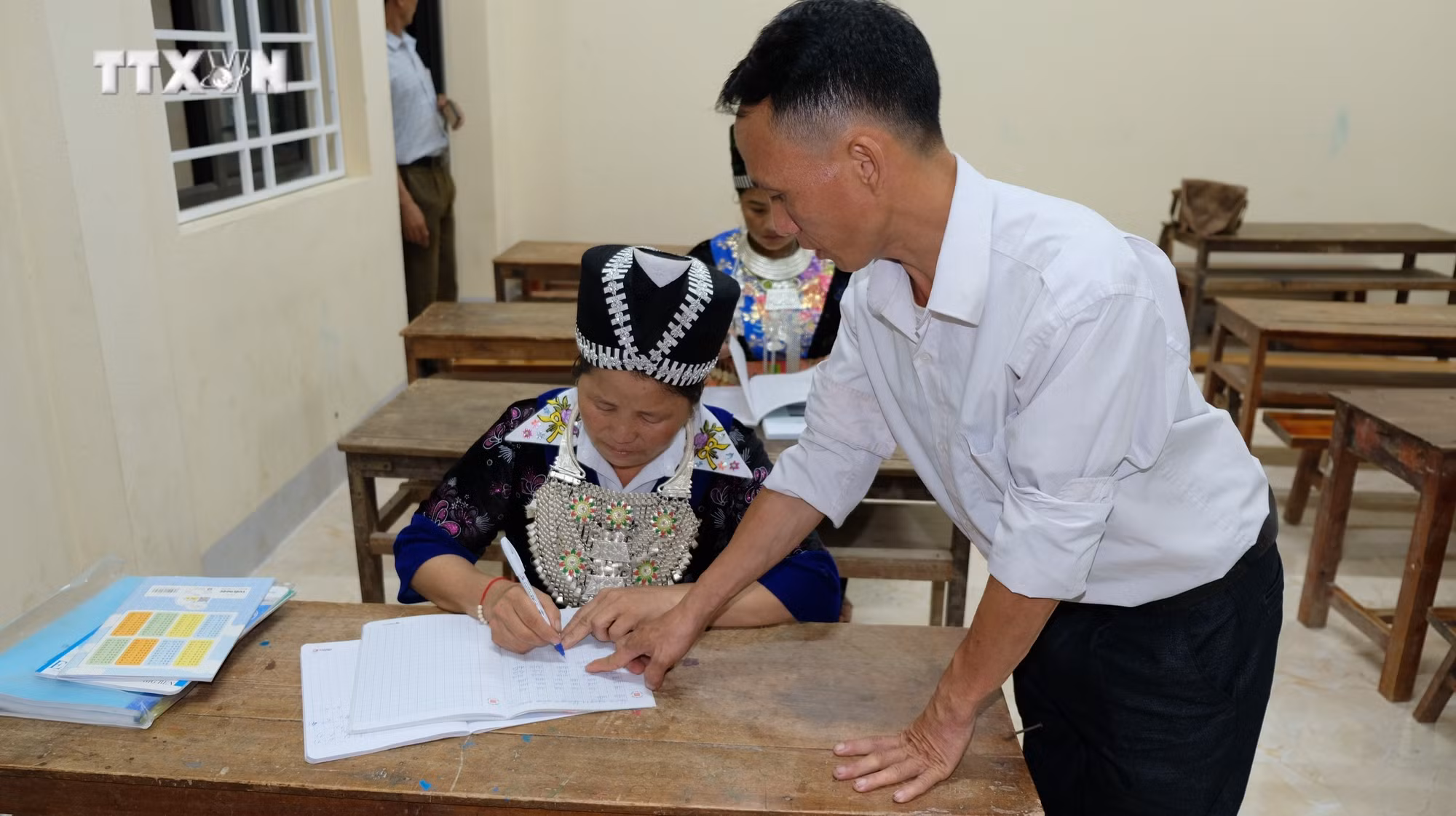 vna_potal_nhung_nguoi_“gieo_chu”_noi_vung_bien_nghe_an_7703334 (1).jpg
