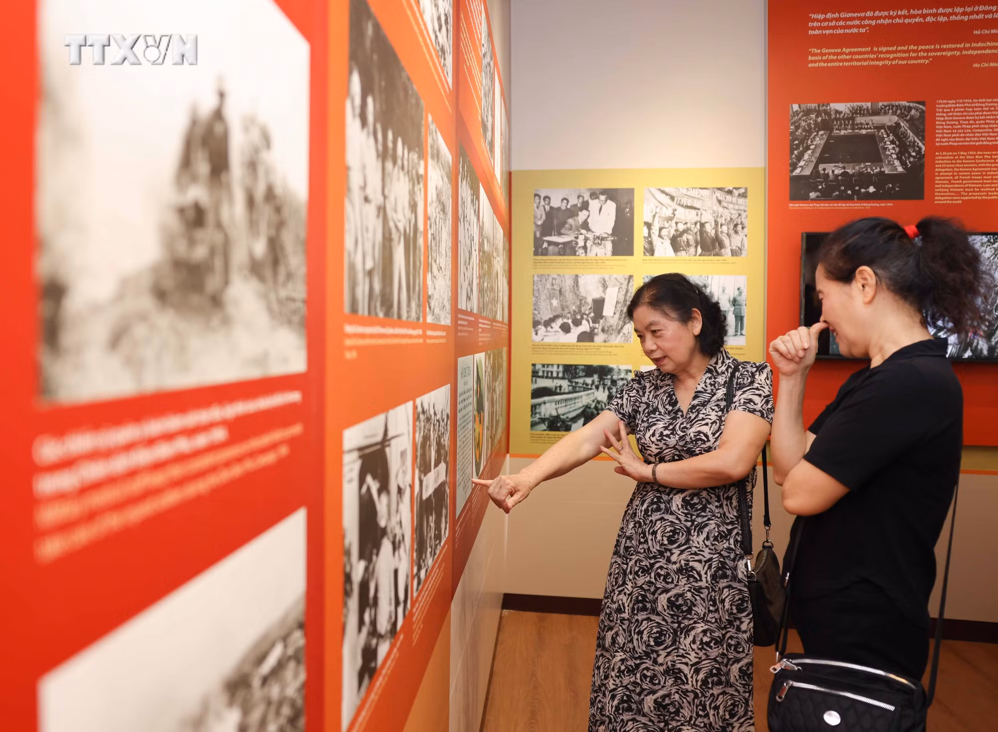 vna_potal_70_nam_chien_thang_dien_bien_phu_khai_mac_trung_bay_chuyen_de_“chien_thang_lich_su_dien_bien_phu_-_ban_hung_ca_thoi_dai_ho_chi_minh”_7356594.jpg