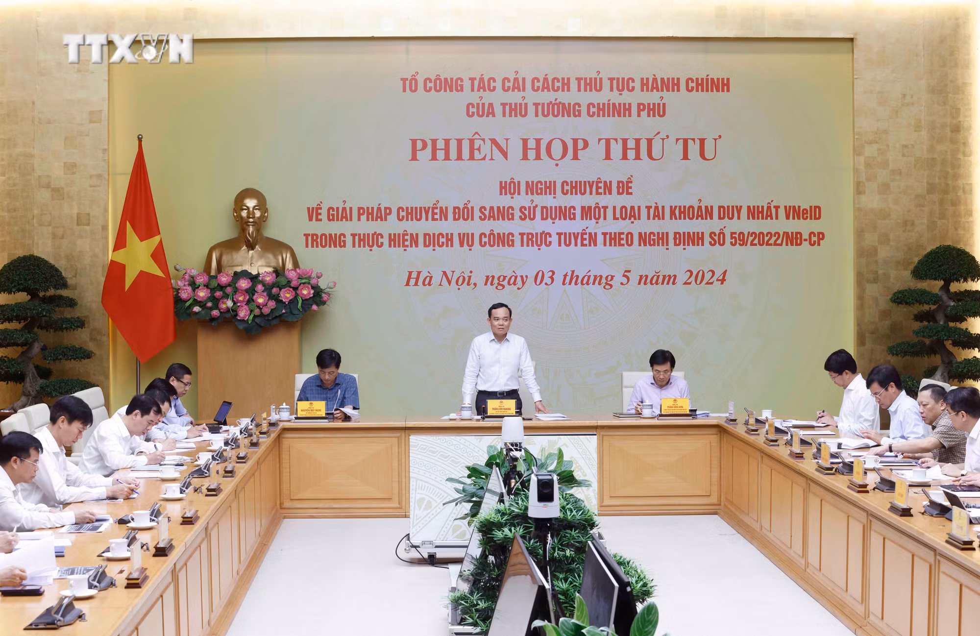 vna_potal_pho_thu_tuong_tran_luu_quang_chu_tri_hop_ve_su_dung_tai_khoan_vneid_trong_thuc_hien_dich_vu_cong_truc_tuyen___7356298.jpg