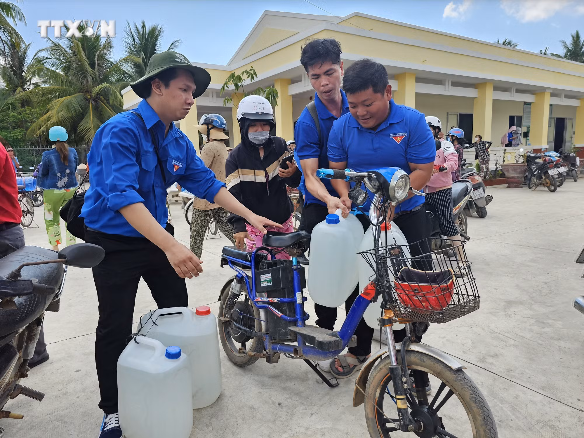 vna_potal_tuoi_tre_ben_tre_dua_nuoc_ngot_ve_vung_han_man_7341182.jpg