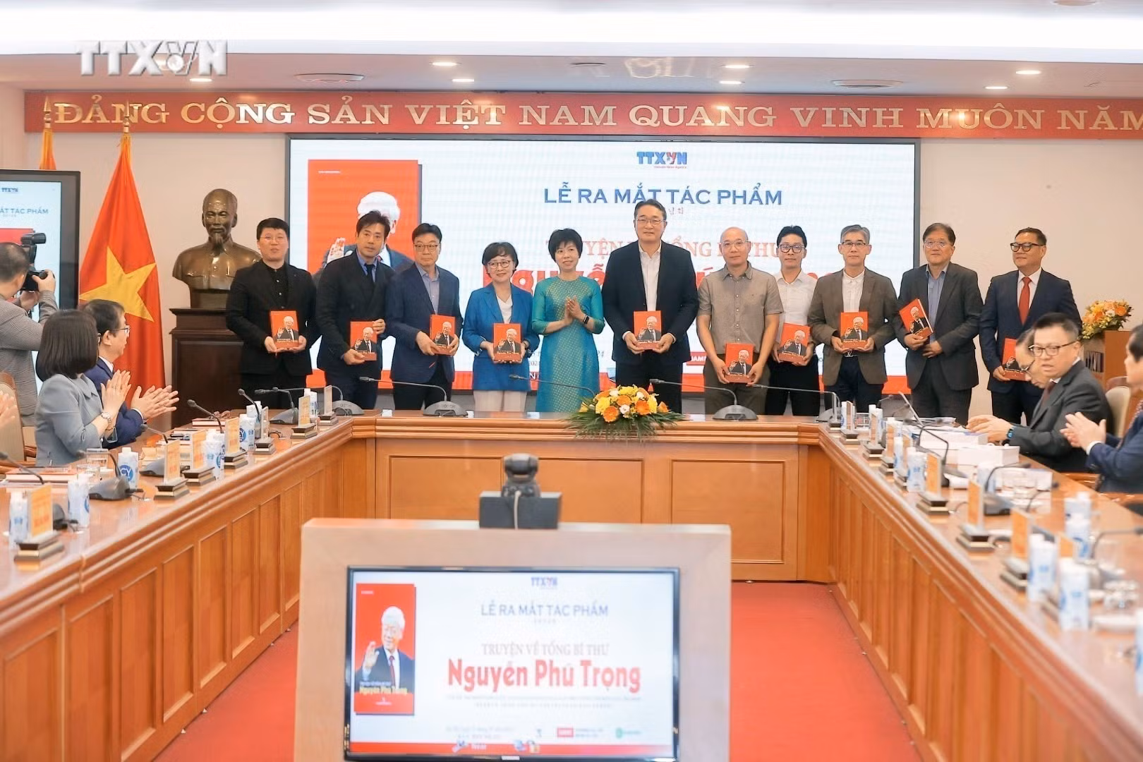 vna_potal_le_ra_mat_tac_pham_truyen_ve_tong_bi_thu_nguyen_phu_trong_7665976.jpeg