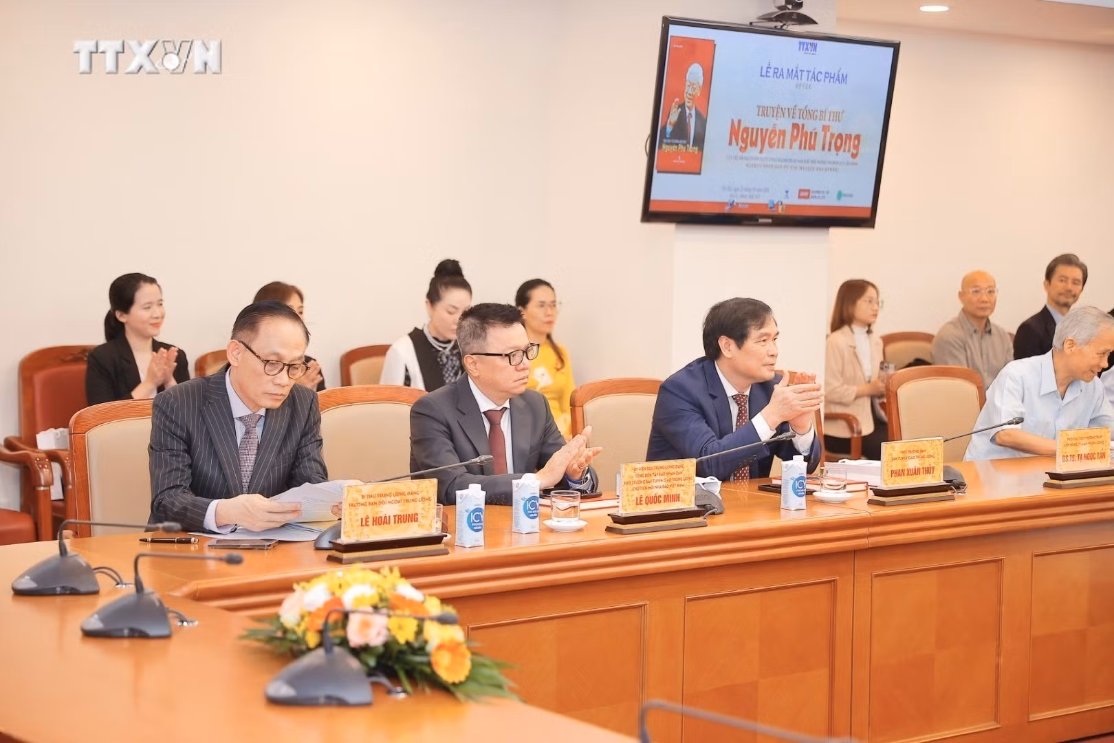 vna_potal_le_ra_mat_tac_pham_truyen_ve_tong_bi_thu_nguyen_phu_trong_7666109.jpeg