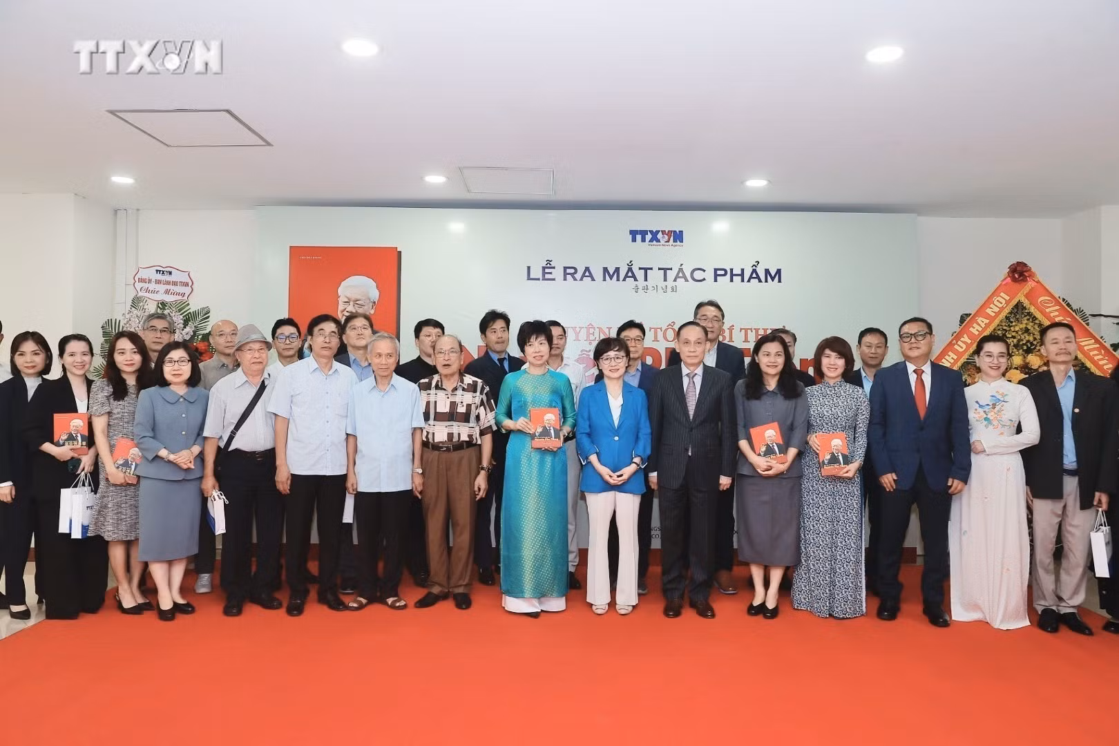 vna_potal_le_ra_mat_tac_pham_truyen_ve_tong_bi_thu_nguyen_phu_trong_7665924.jpeg