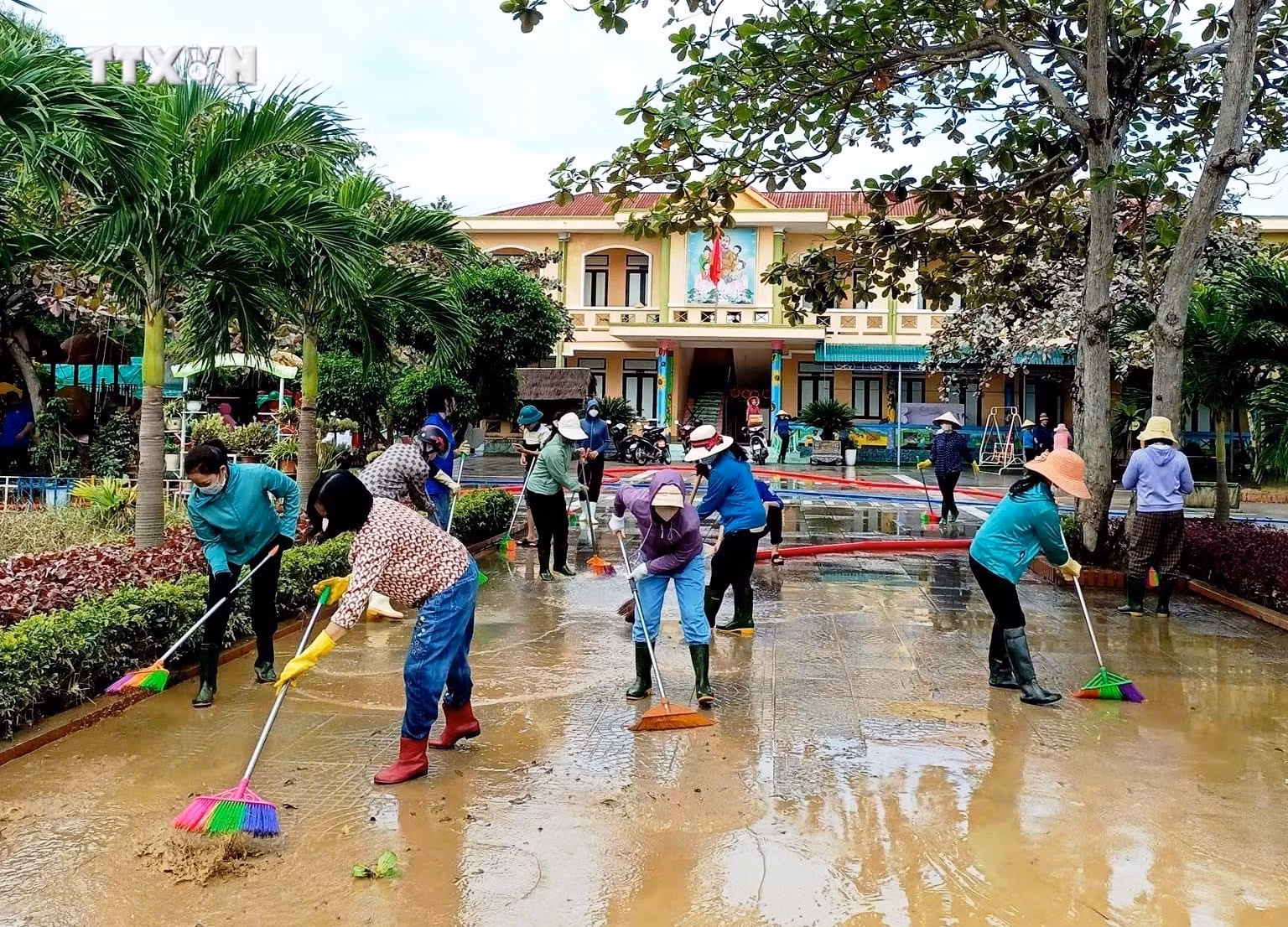 vna_potal_quang_binh_giup_nhau_vuot_qua_bao_lu_7680480.jpg