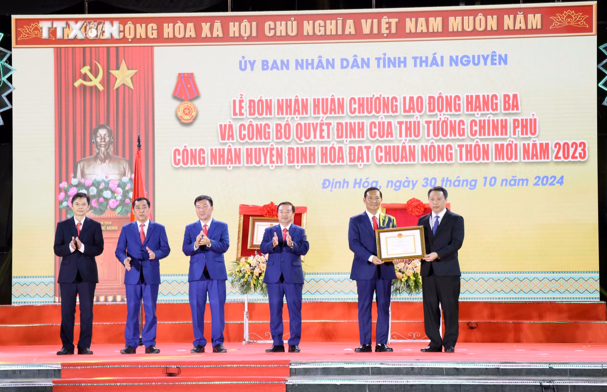 vna_potal_huyen_dinh_hoa_thai_nguyen_don_nhan_huan_chuong_lao_dong_hang_ba__7679512.jpg