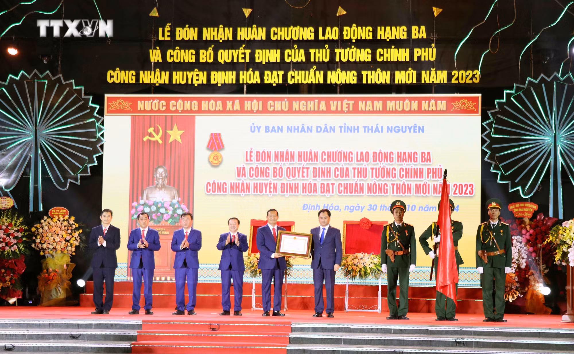 vna_potal_huyen_dinh_hoa_thai_nguyen_don_nhan_huan_chuong_lao_dong_hang_ba__7679511.jpg