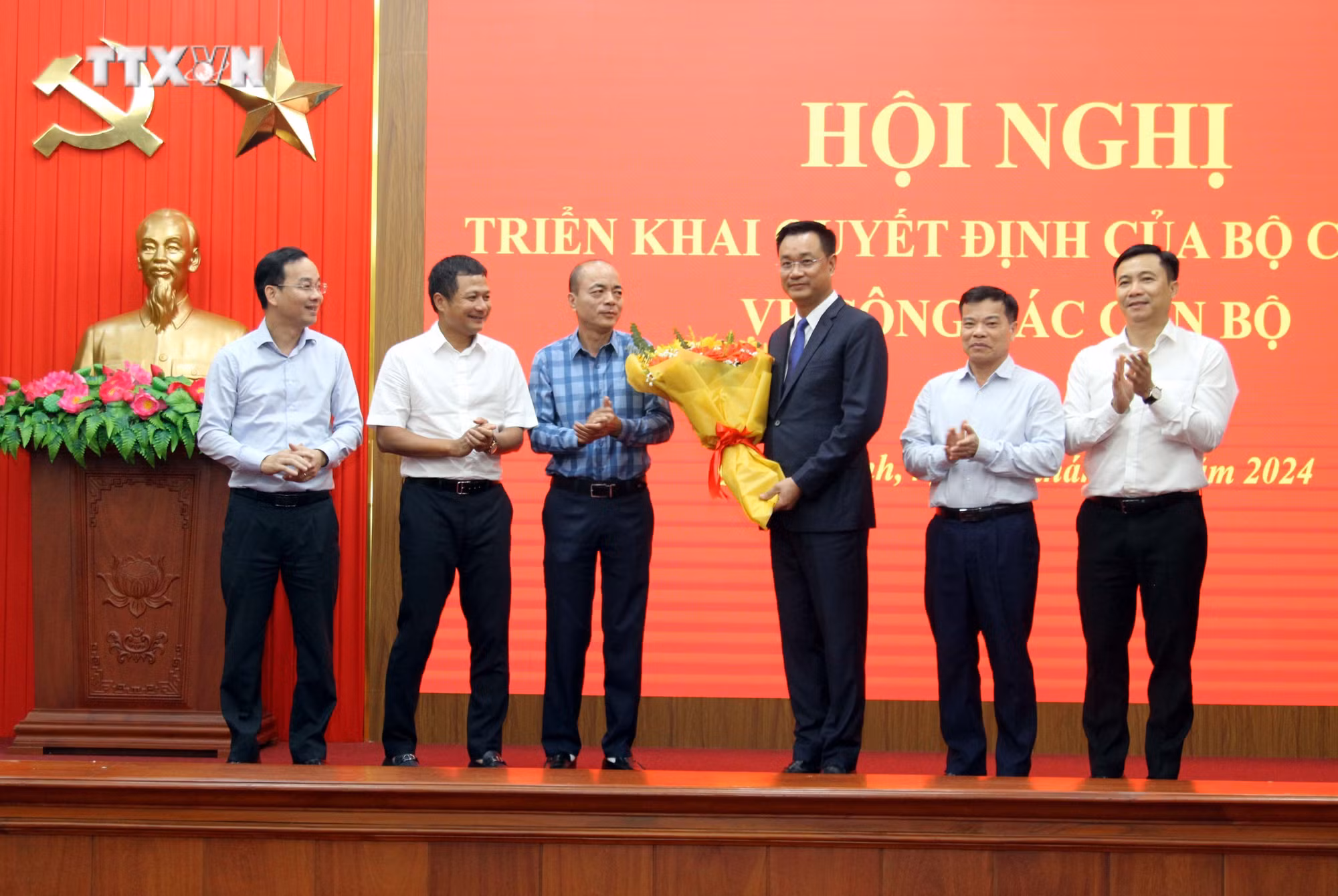vna_potal_dong_chi_le_ngoc_quang_giu_chuc_bi_thu_tinh_uy_quang_binh__7680311.jpg