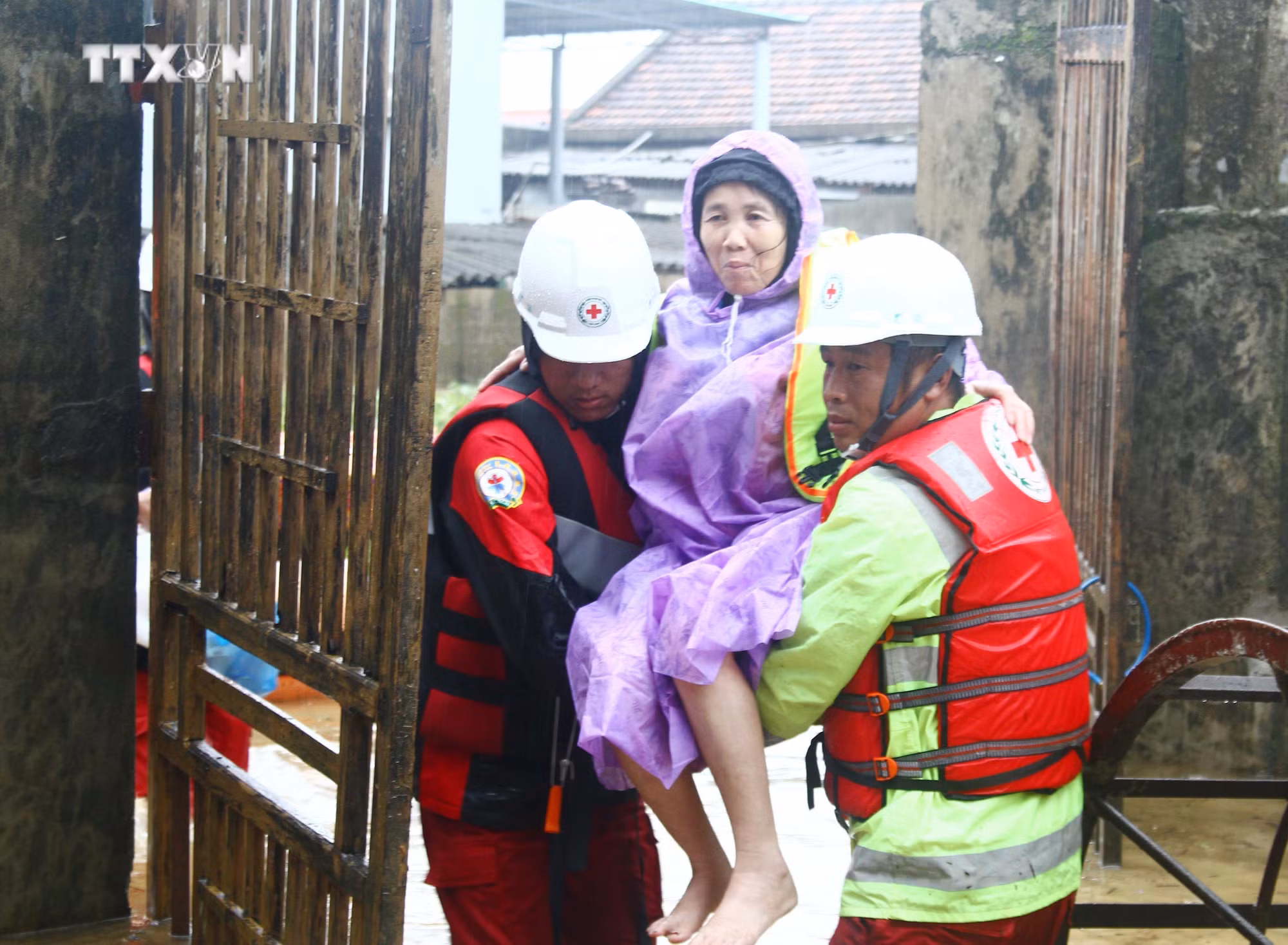 vna_potal_hang_ngan_nha_dan_vung_thap_trung_o_quang_binh_van_con_ngap_nuoc__7680033.jpg