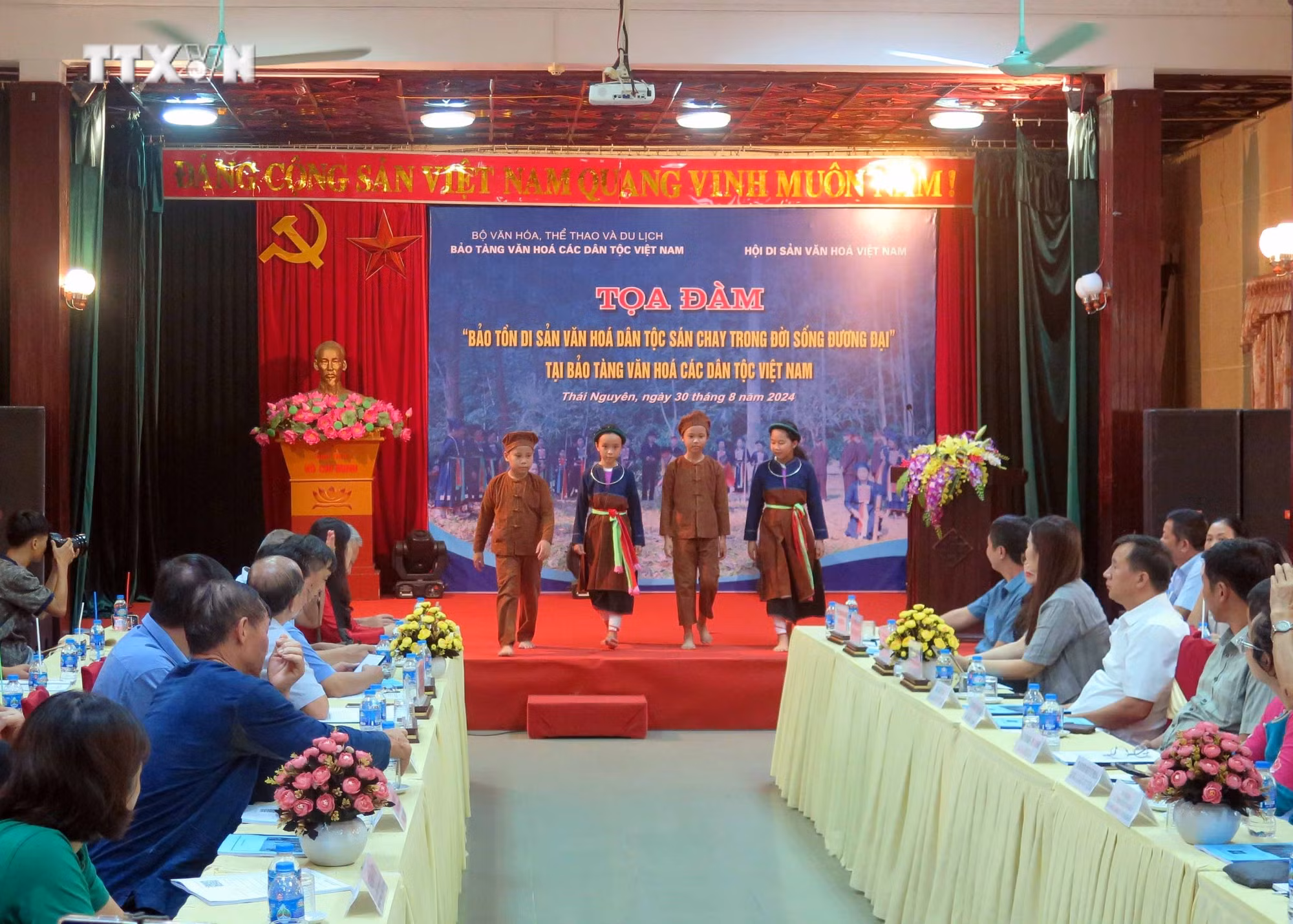 vna_potal_toa_dam_“bao_ton_di_san_van_hoa_dan_toc_san_chay_trong_doi_song_duong_dai”________________________________7566118.jpg