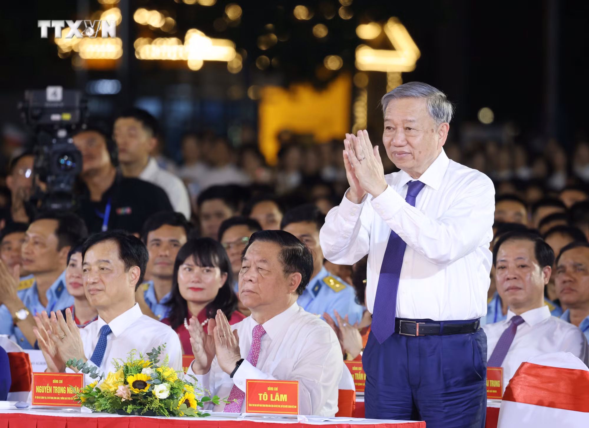 vna_potal_tong_bi_thu_chu_tich_nuoc_to_lam_du_chuong_trinh_chinh_luan_nghe_thuat_“loi_nguoi_de_lai”_7566540.jpg