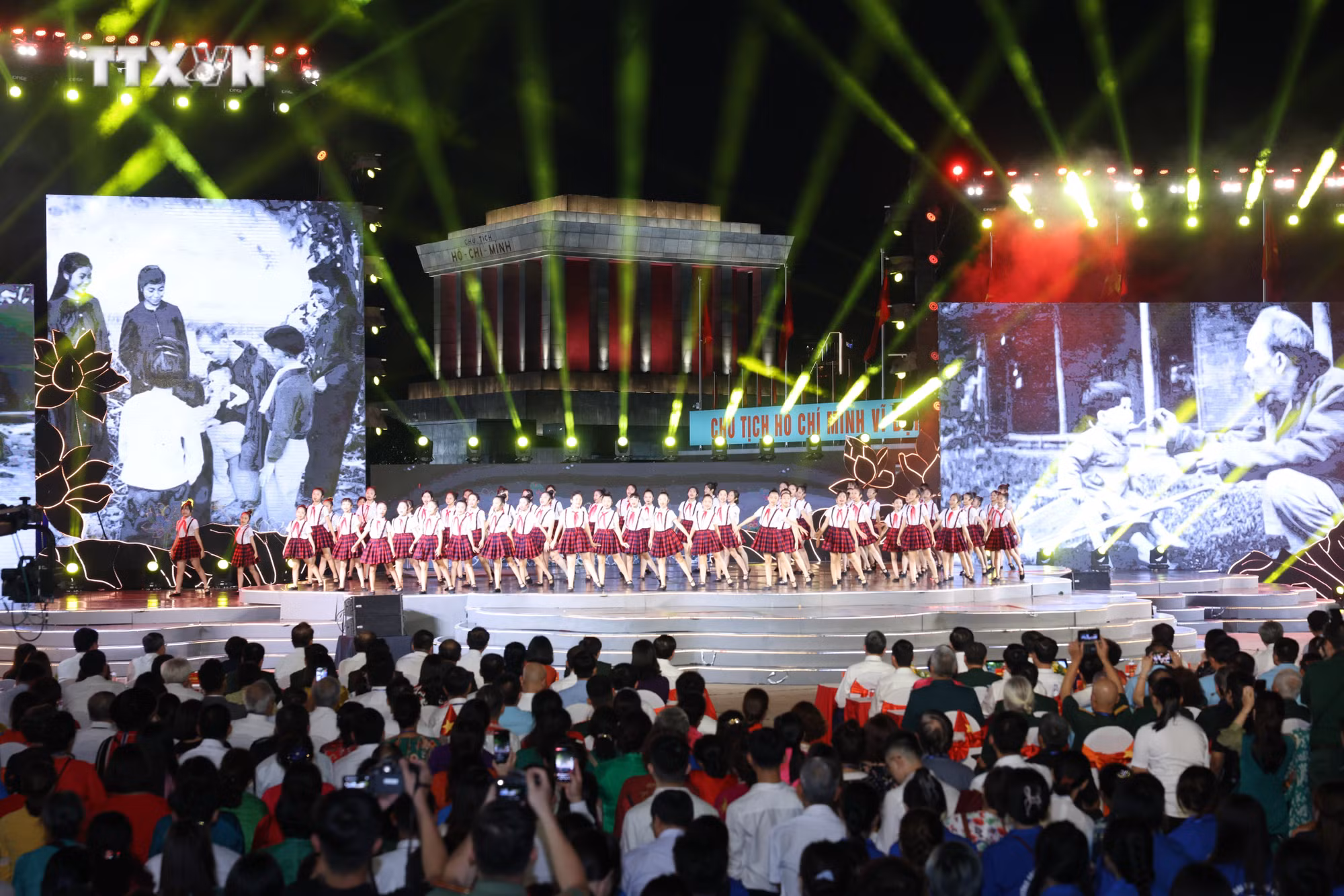 vna_potal_tong_bi_thu_chu_tich_nuoc_to_lam_du_chuong_trinh_chinh_luan_nghe_thuat_“loi_nguoi_de_lai”__7566542.jpg