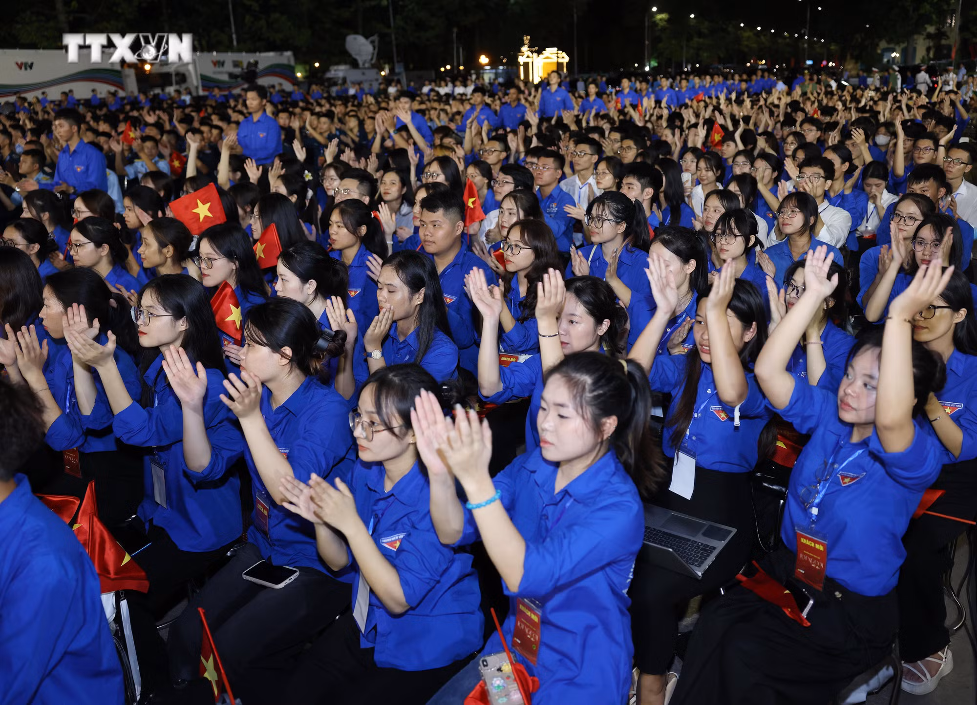 vna_potal_tong_bi_thu_chu_tich_nuoc_to_lam_du_chuong_trinh_chinh_luan_nghe_thuat_“loi_nguoi_de_lai”_7566632.jpg