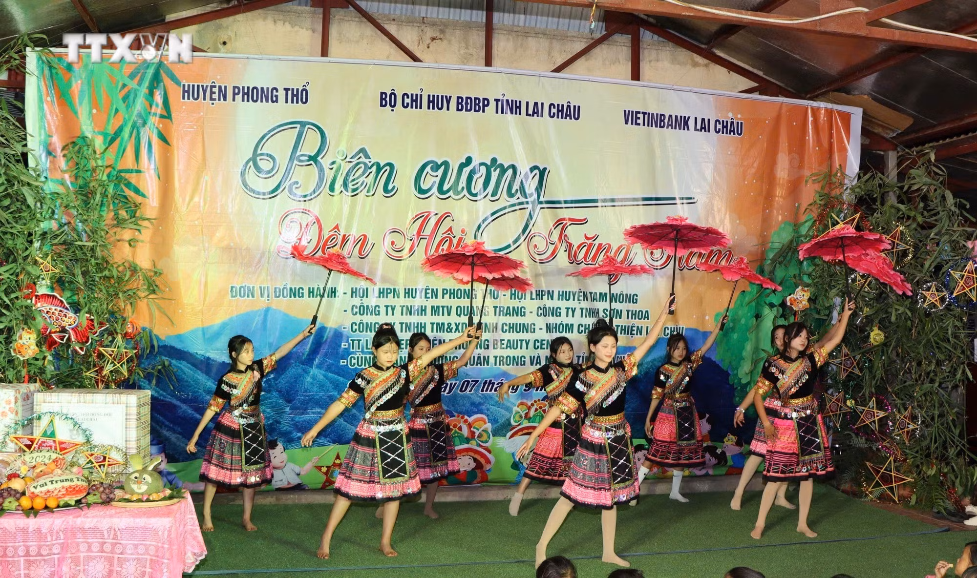 vna_potal_lai_chau_dem_hoi_trang_ram_o_bien_cuong_7579452.jpg