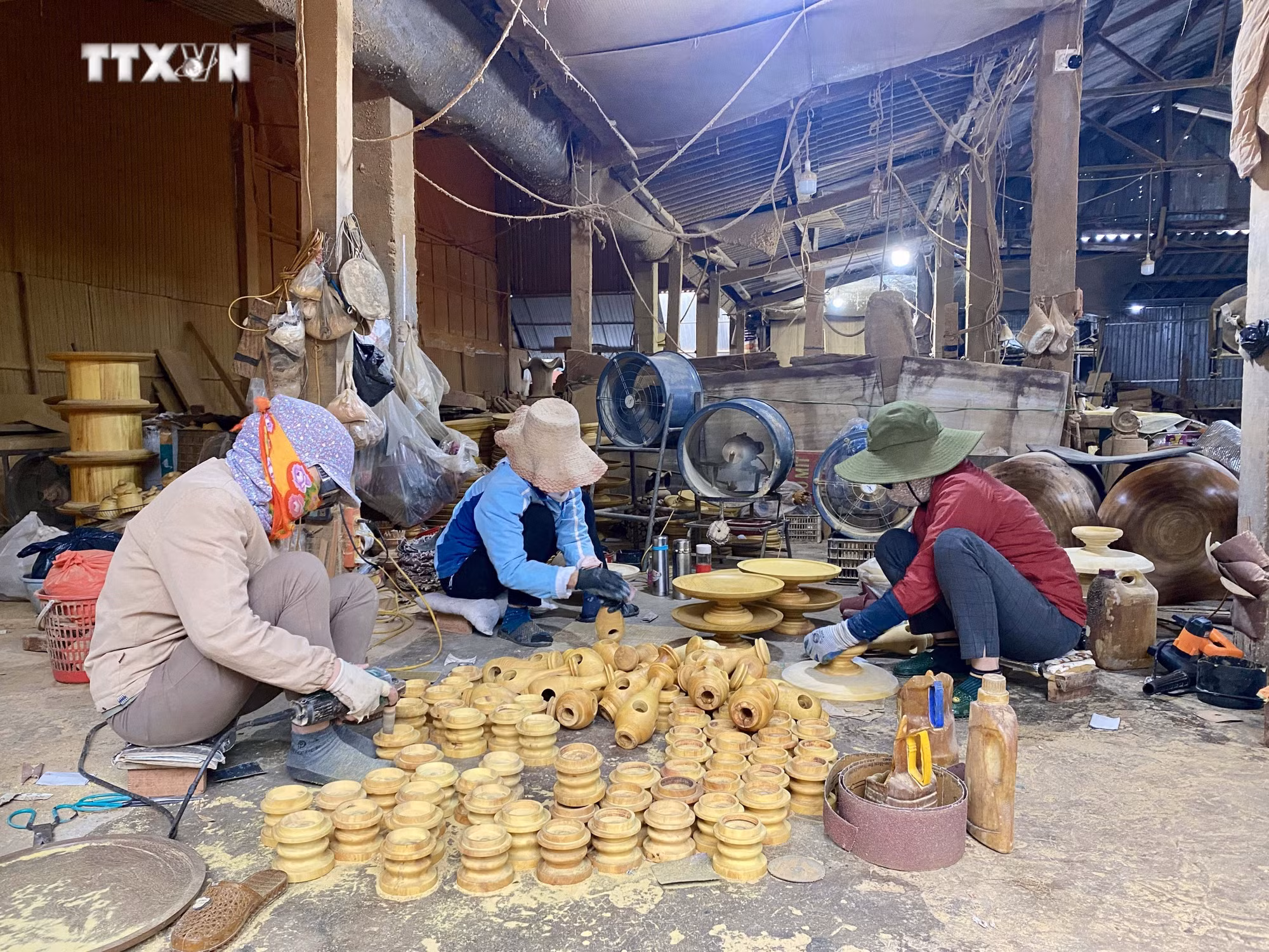 vna_potal_lang_moc_truyen_thong_400_nam_tuoi_tai_ha_tinh_vao_mua_san_xuat_hang_tet_7754145.jpg