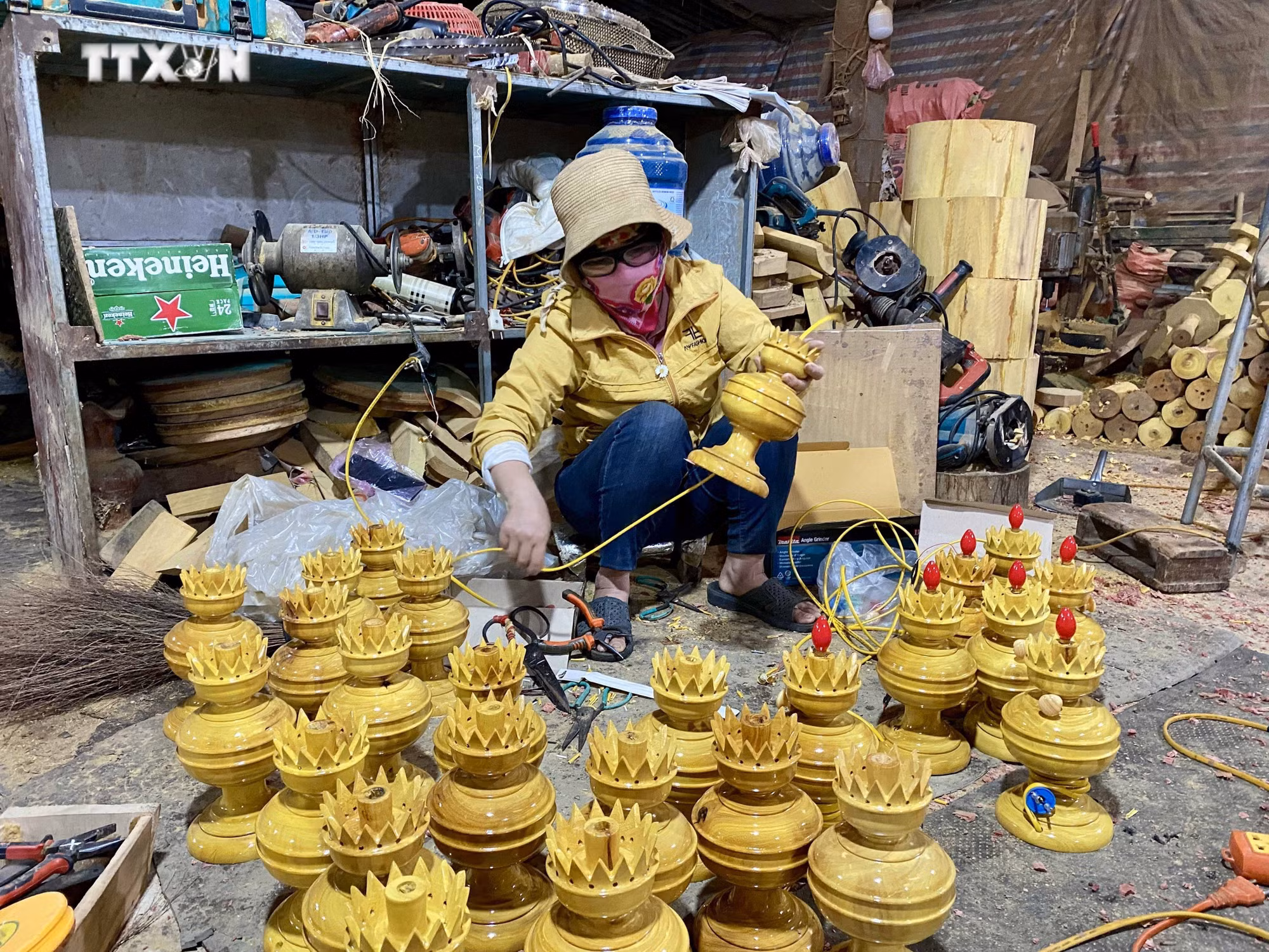 vna_potal_lang_moc_truyen_thong_400_nam_tuoi_tai_ha_tinh_vao_mua_san_xuat_hang_tet_7754117.jpg