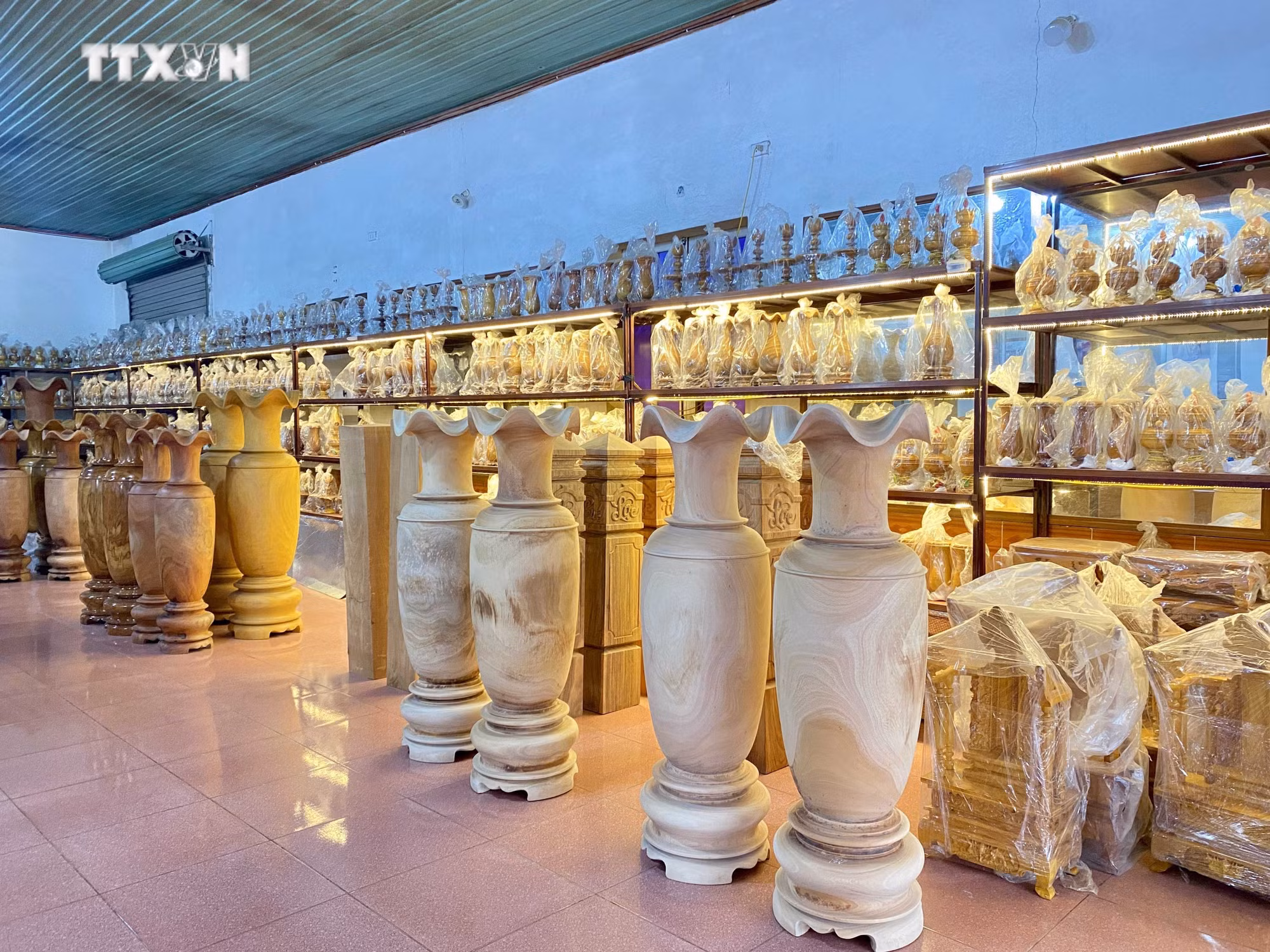 Những cặp lục bình bằng gỗ ở làng mộc Thái Yên là sản phẩm được nhiều khách hàng mua sắm trong dịp Tết. Ảnh: Hữu Quyết - TTXVN