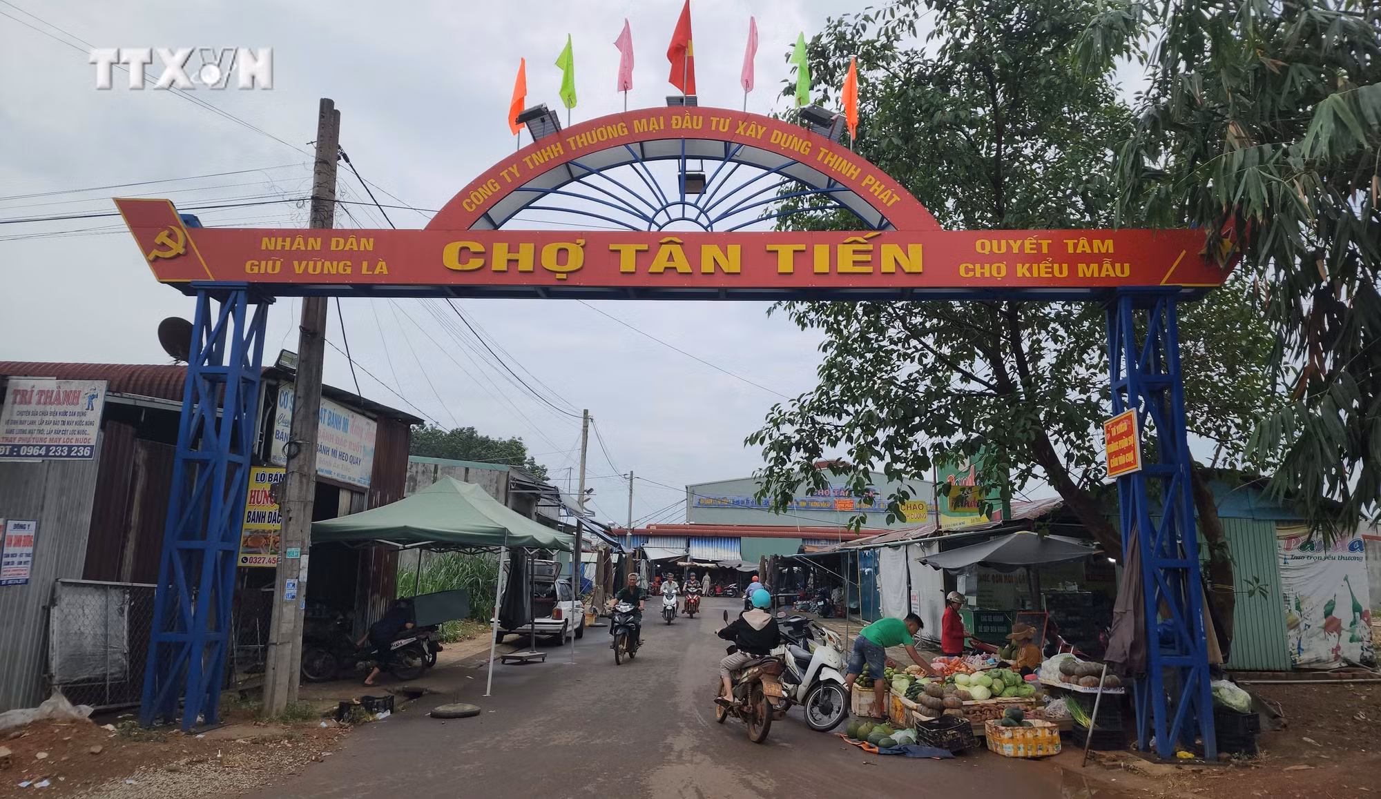 vna_potal_cho_tan_tien_dong_phu_bi_dan_“to”_xa_thai_truc_tiep_ra_ho_suoi_giai_7757241.jpg