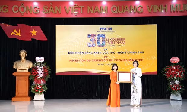 Báo Le Courrier du Vietnam vinh dự nhận Bằng khen của Thủ tướng Chính phủ. Ảnh: vietnamplus.vn