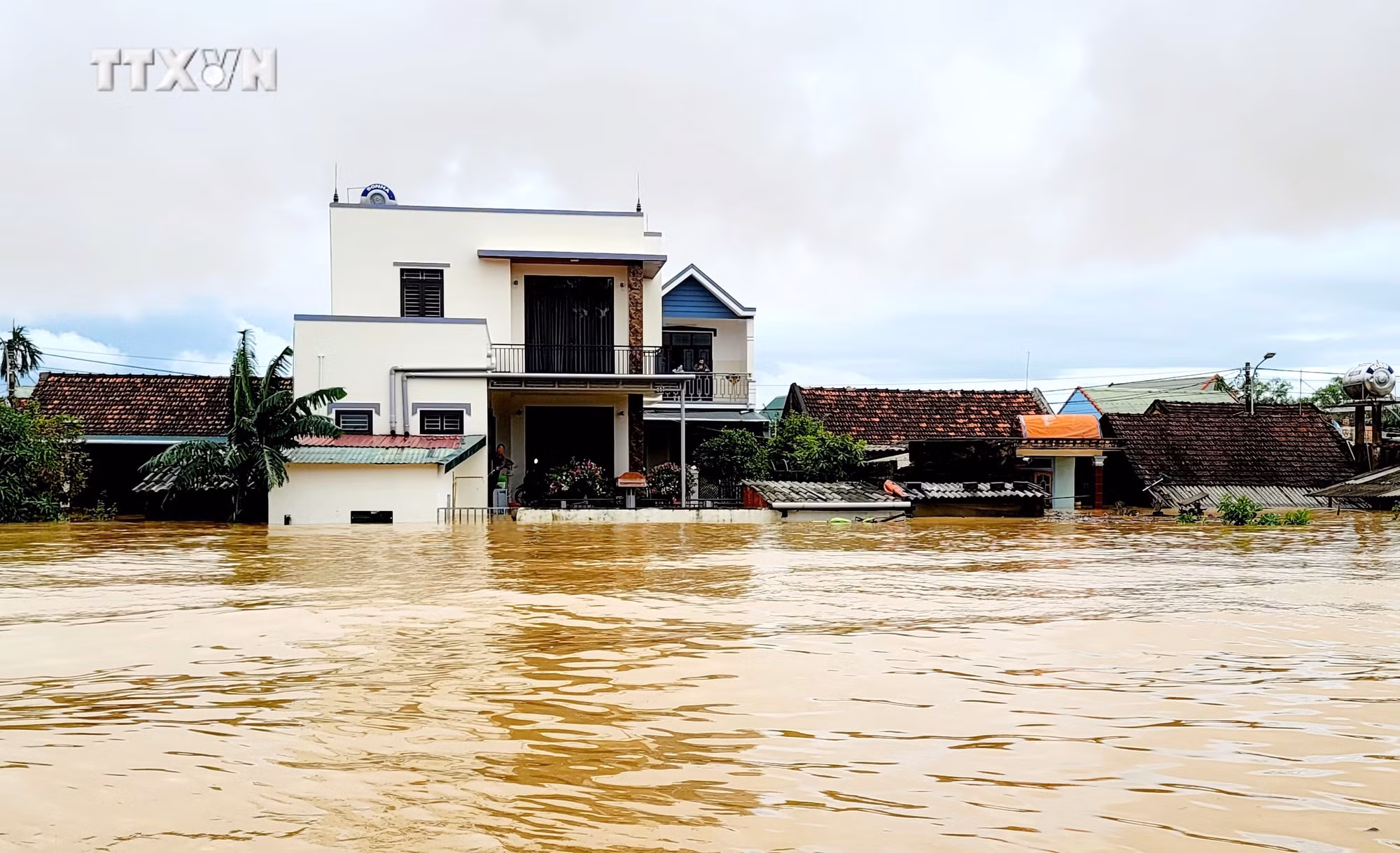 vna_potal_nuoc_lu_dang_cao_khien_hon_17000_ho_tai_quang_binh_bi_ngap_lut_7674874.jpg