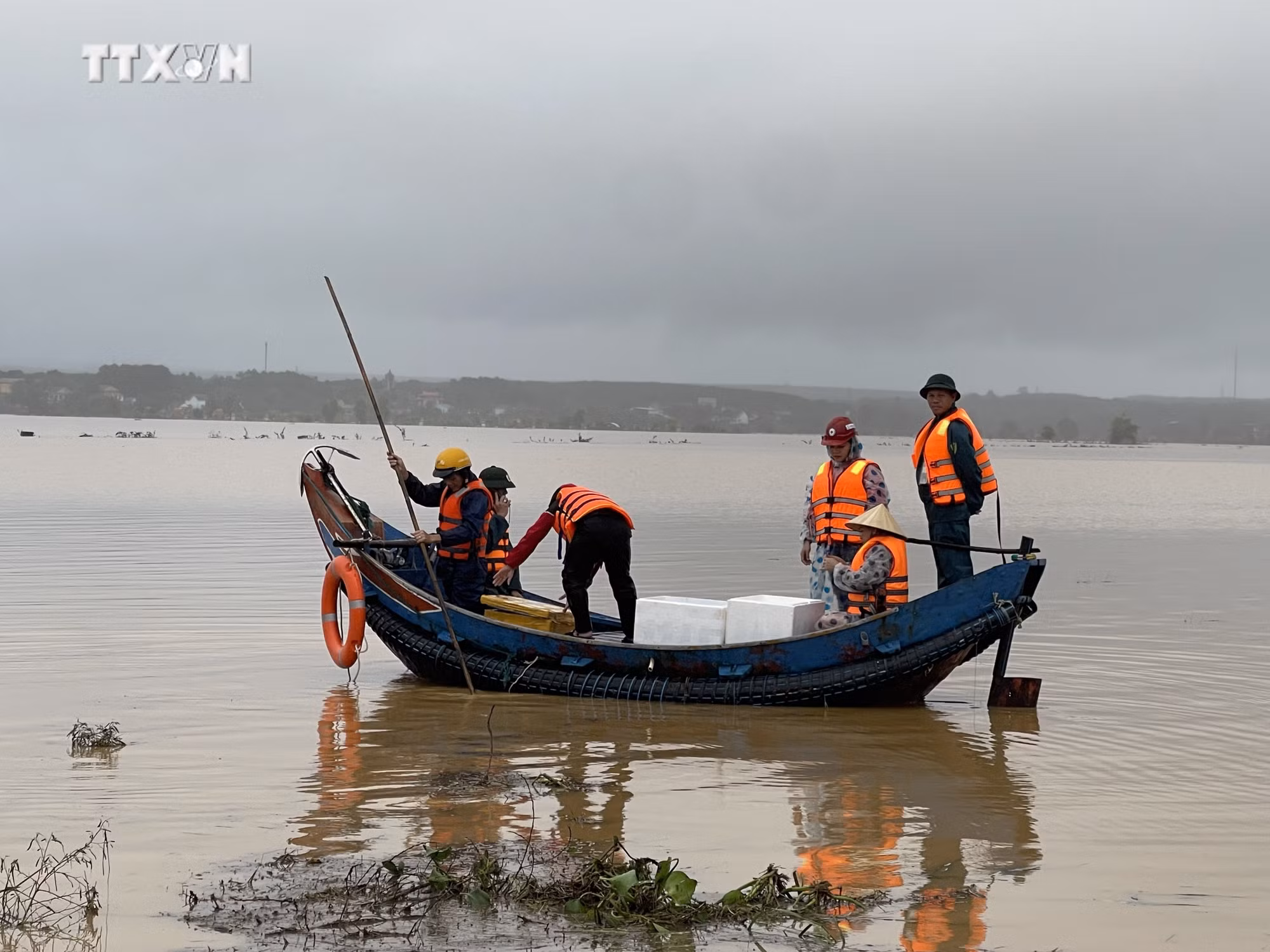 vna_potal_quang_tri_ho_tro_nhu_yeu_pham_cho_nguoi_dan_vung_ngap_lut_7674559.jpg