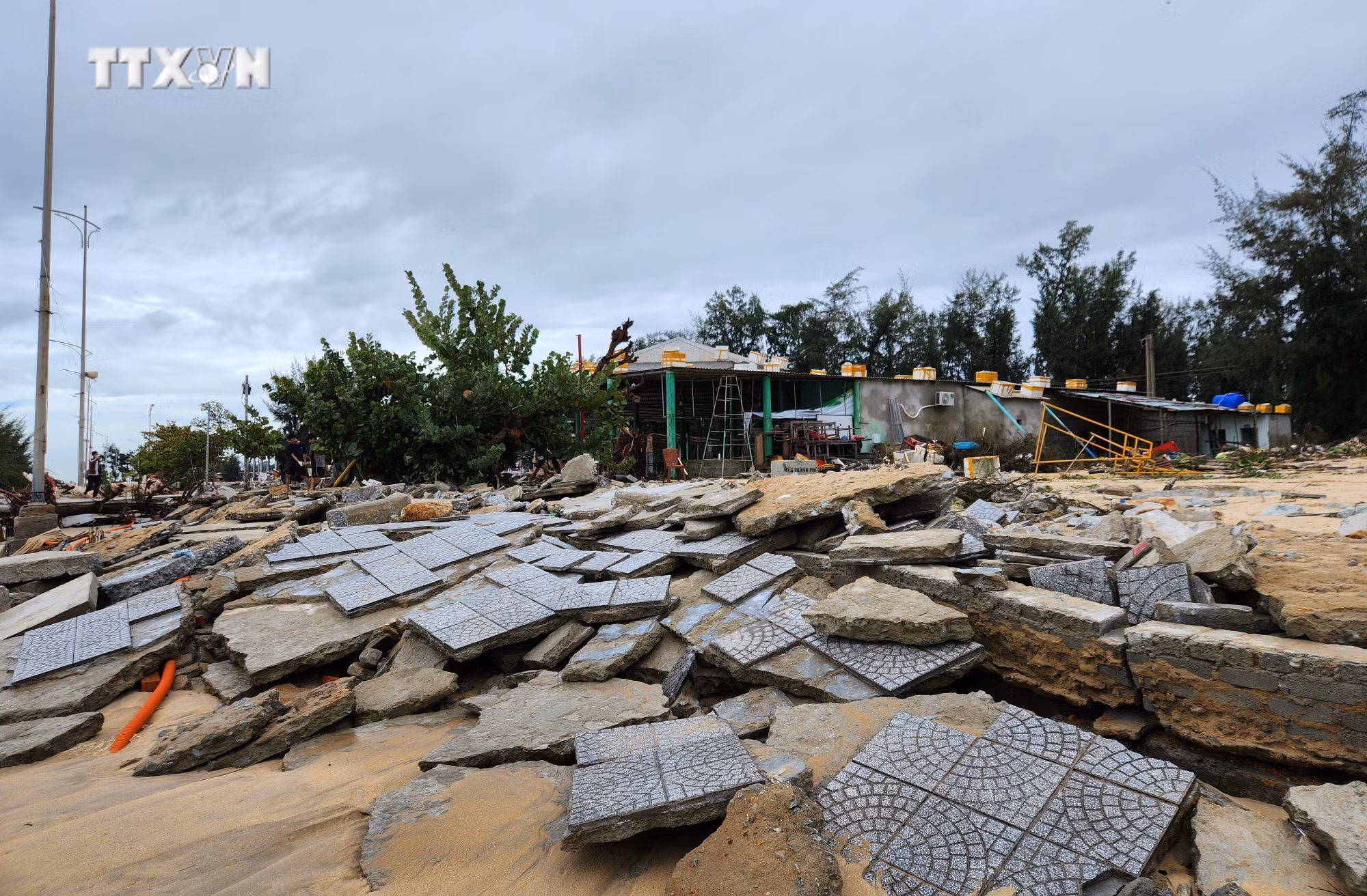 vna_potal_bo_bien_thua_thien_-_hue_tiep_tuc_sat_lo_sau_bao_so_6_7674683.jpg