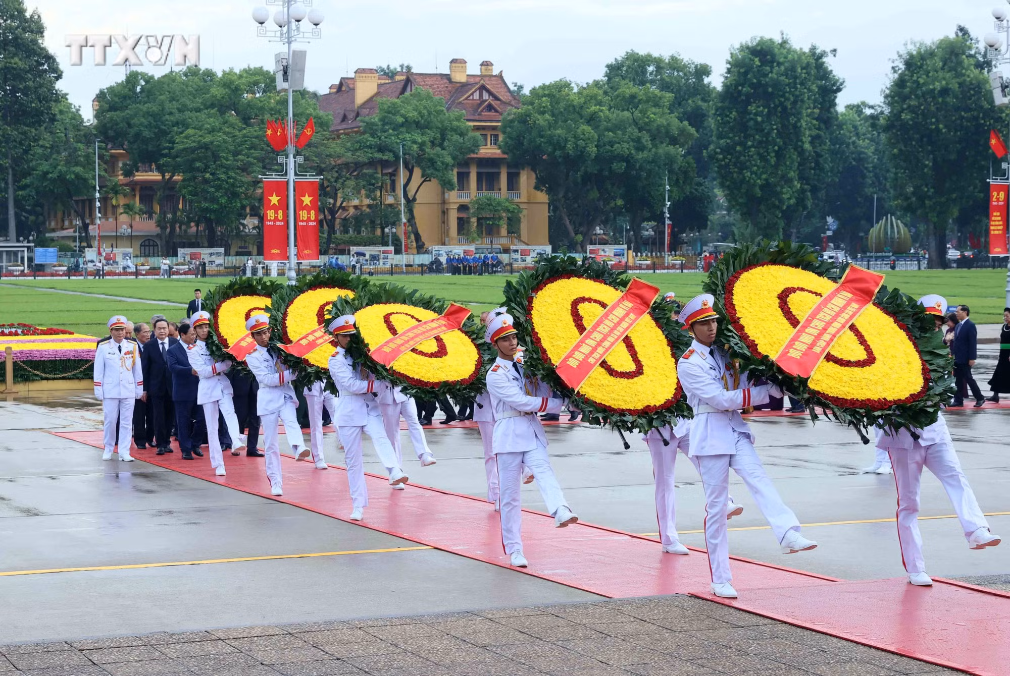 vna_potal_lanh_dao_dang_nha_nuoc_vao_lang_vieng_chu_tich_ho_chi_minh_nhan_dip_79_nam_quoc_khanh_29_7564871.jpg