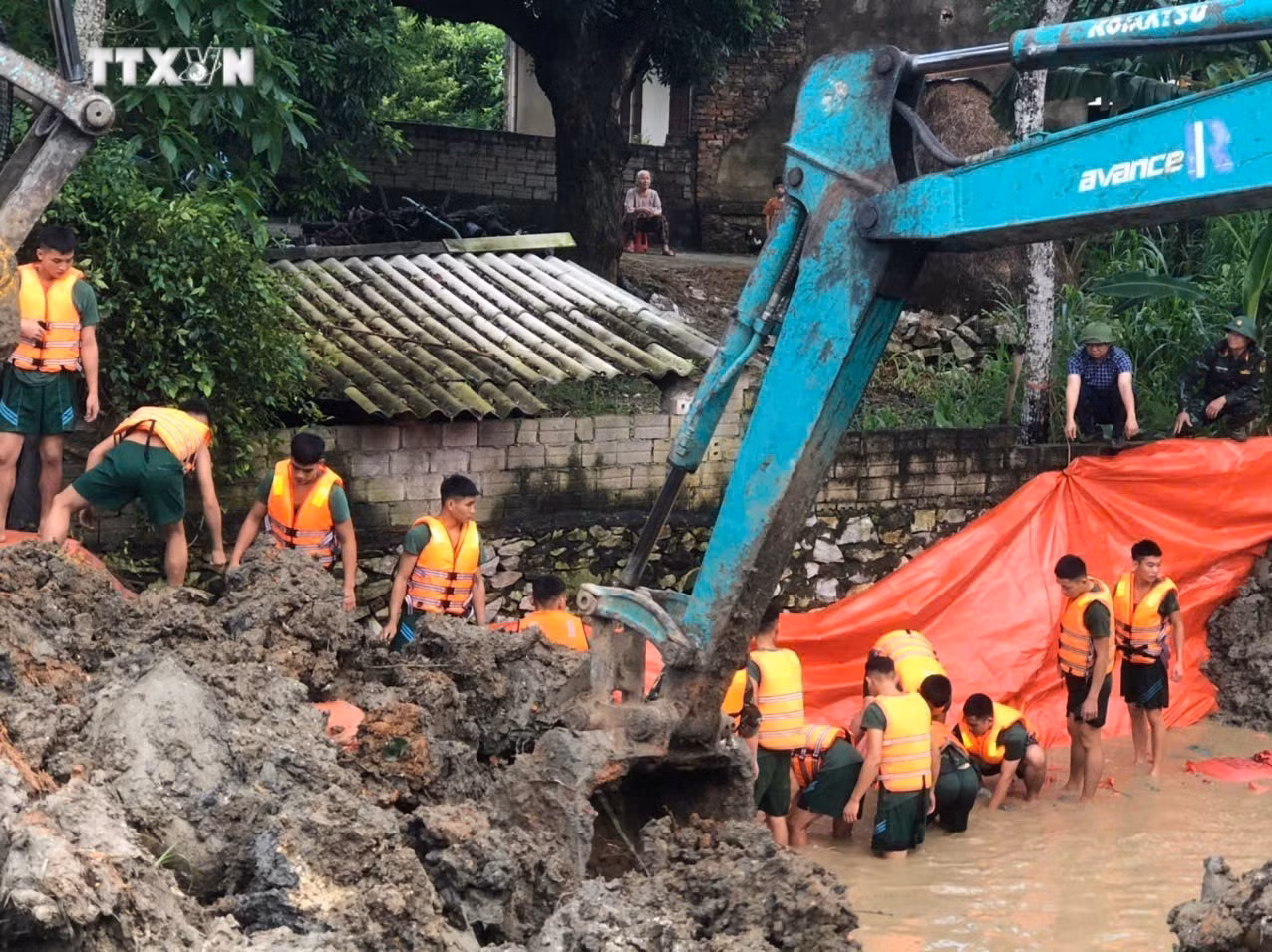 vna_potal_thanh_hoa_huy_dong_hon_100_can_bo_chien_sy_kip_thoi_xu_ly_su_co_ro_ri_tham_chan_de_trong_dem_7613449.jpg