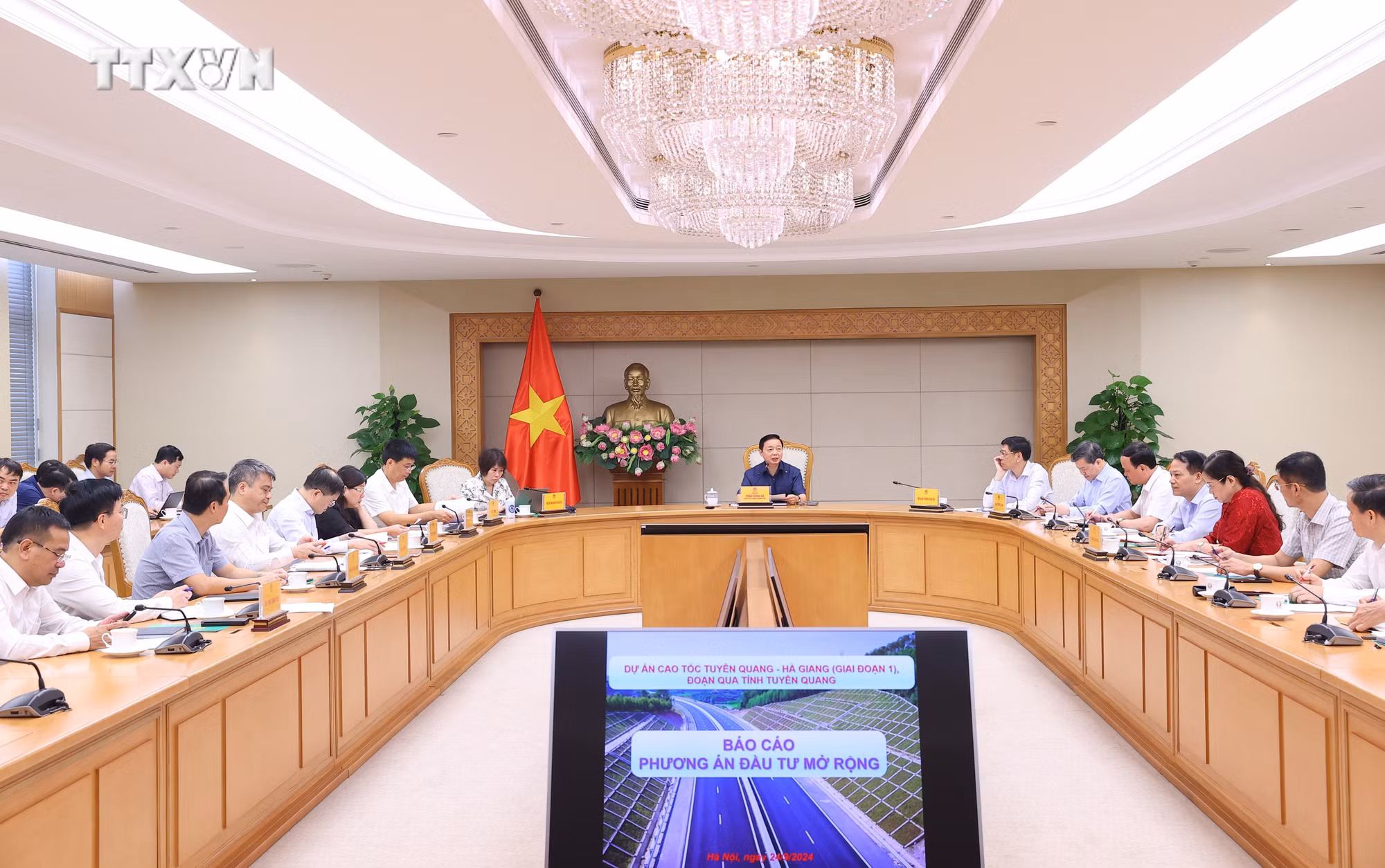 vna_potal_pho_thu_tuong_tran_hong_ha_hop_ve_de_xuat_dieu_chinh_chu_truong_dau_tu_du_an_cao_toc_tuyen_quang_–_ha_giang_7612770.jpg