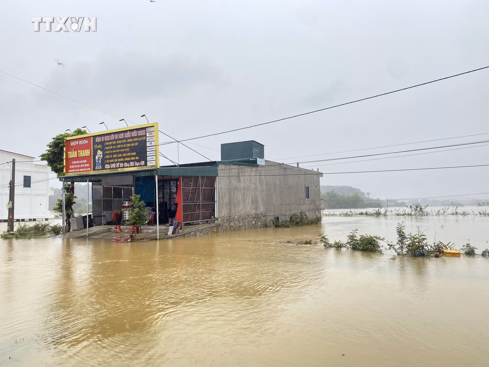 vna_potal_cuoc_song_cua_nguoi_dan_ha_tinh_bi_anh_huong_nang_ne_do_mua_lu_7611913.jpg