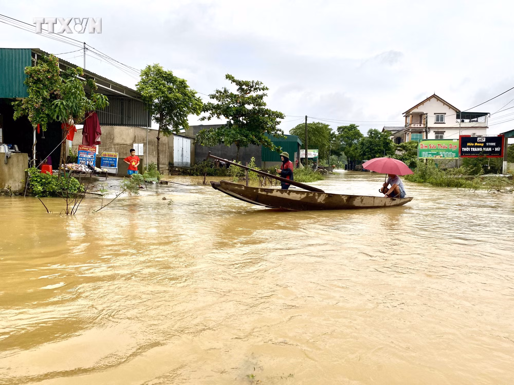 vna_potal_cuoc_song_cua_nguoi_dan_ha_tinh_bi_anh_huong_nang_ne_do_mua_lu_7611922.jpg