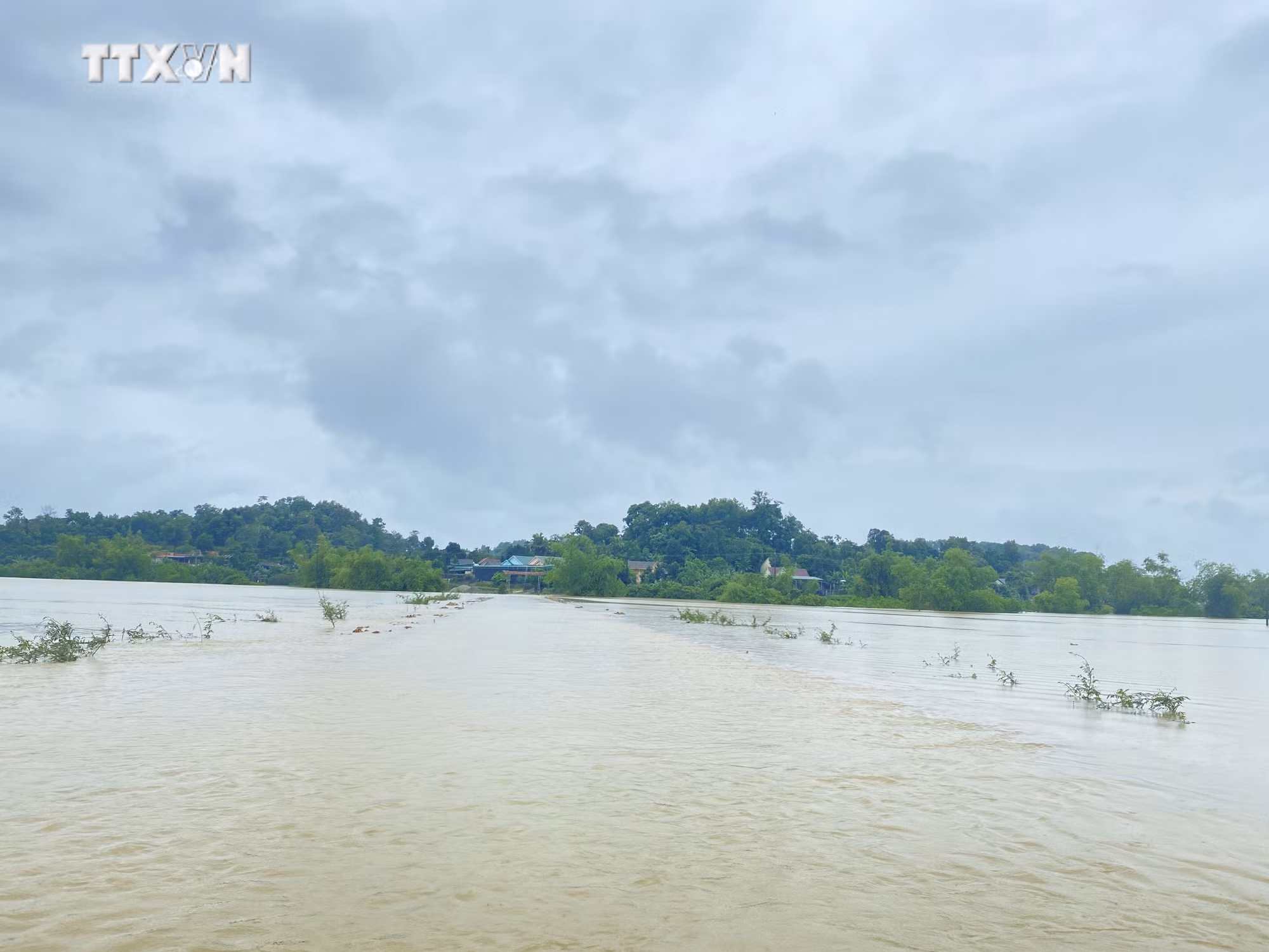 vna_potal_cuoc_song_cua_nguoi_dan_ha_tinh_bi_anh_huong_nang_ne_do_mua_lu_7611927.jpg