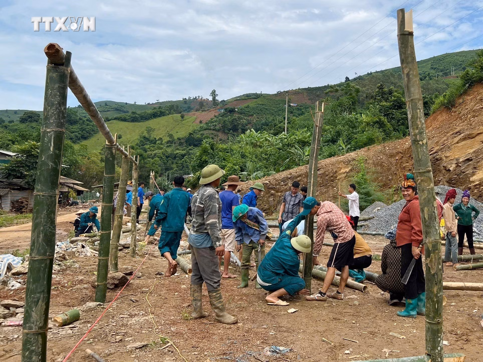 vna_potal_son_la_di_doi_cac_ho_dan_na_men_ra_khoi_khu_vuc_nguy_co_sat_lo_dat_7613399.jpg
