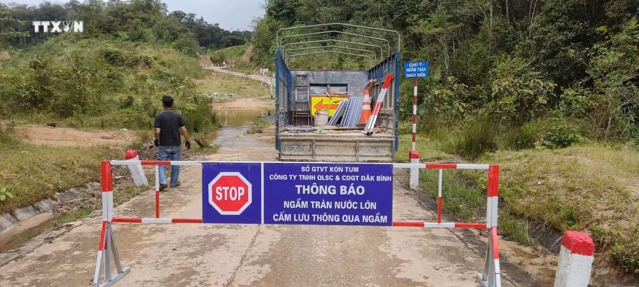 vna_potal_kon_tum_bi_sat_lo_nhieu_diem_do_mua_lon_keo_dai_7611752.jpg