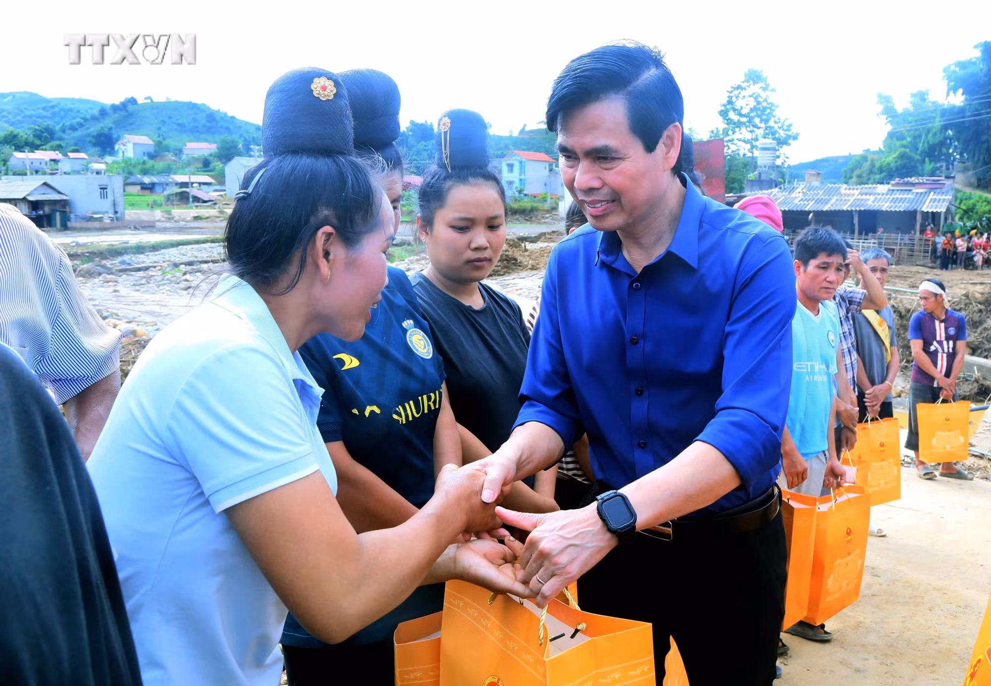vna_potal_pho_chu_tich_nuoc_vo_thi_anh_xuan_tham_tang_qua_nhan_dan_vung_bi_ngap_lut_sat_lo_dat_tai_son_la_7529467.jpg