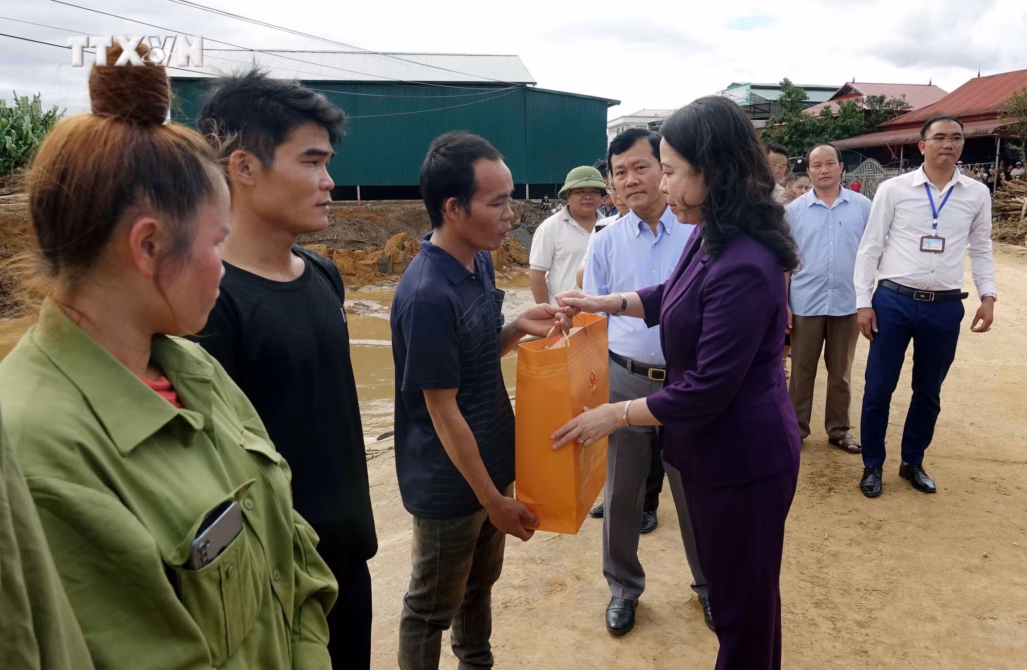 vna_potal_pho_chu_tich_nuoc_vo_thi_anh_xuan_tham_tang_qua_nhan_dan_vung_bi_ngap_lut_sat_lo_dat_tai_son_la_7529665.jpg