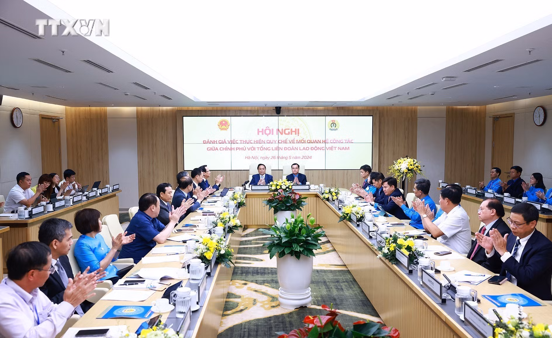 vna_potal_thu_tuong_du_hoi_nghi_danh_gia_viec_thuc_hien_quy_che_cong_tac_giua_chinh_phu_voi_tong_ldld_viet_nam_7396083.jpg
